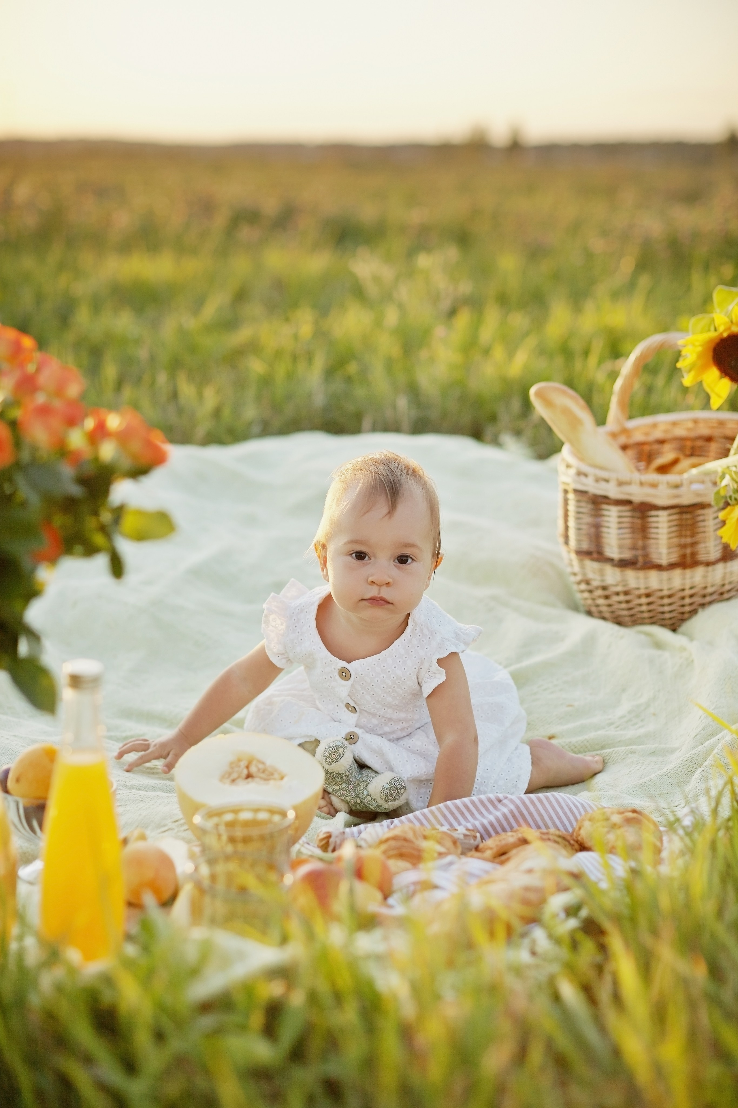 Мама с дочкой в поле на закате. Фотограф Ольга Ефремова
