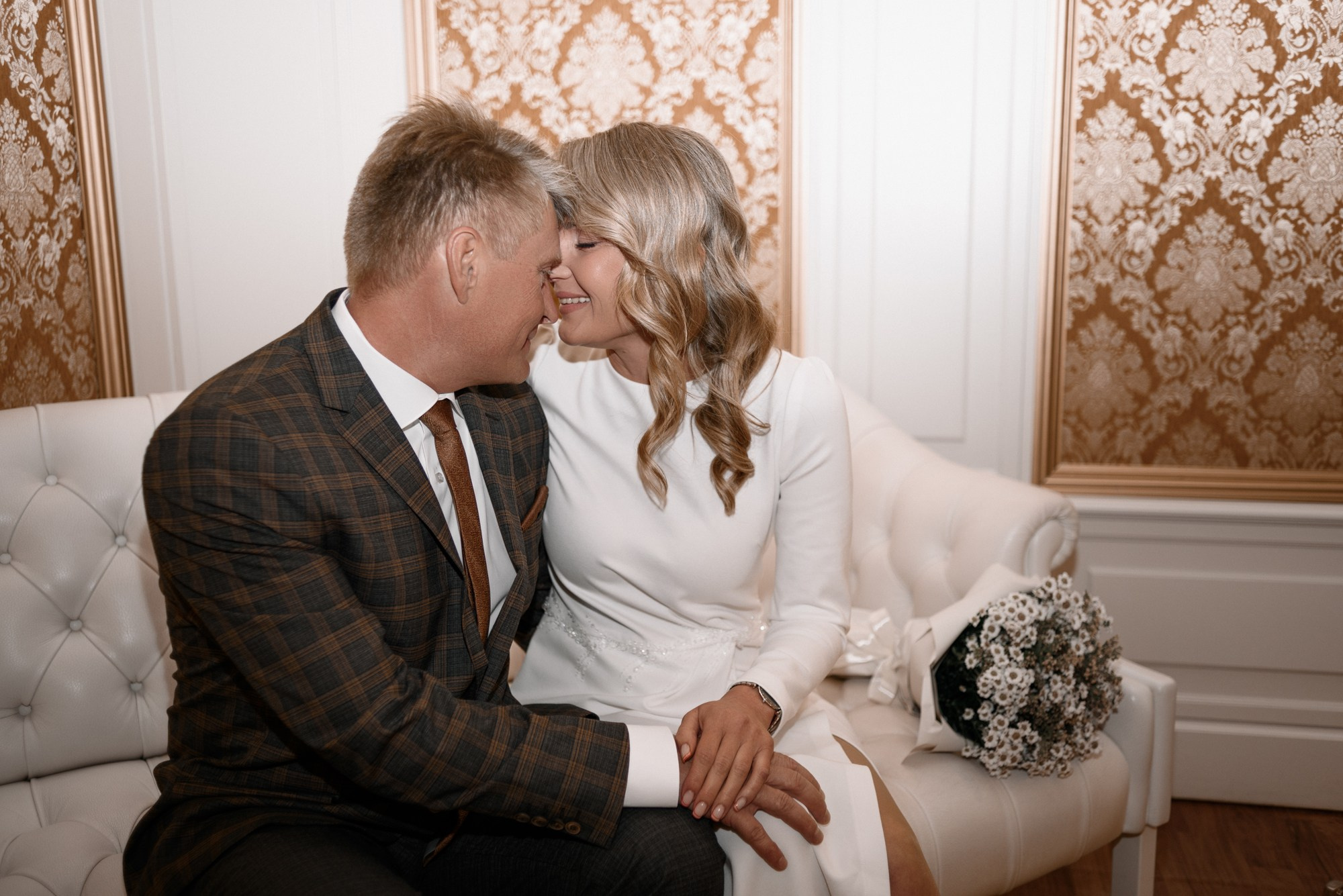 Свадебная фотосессия Дмитрия и Марии в Тюмени — Идеи для съемки в ЗАГСе и городе. Портретный фотограф Тюмень Дарья Мустафина