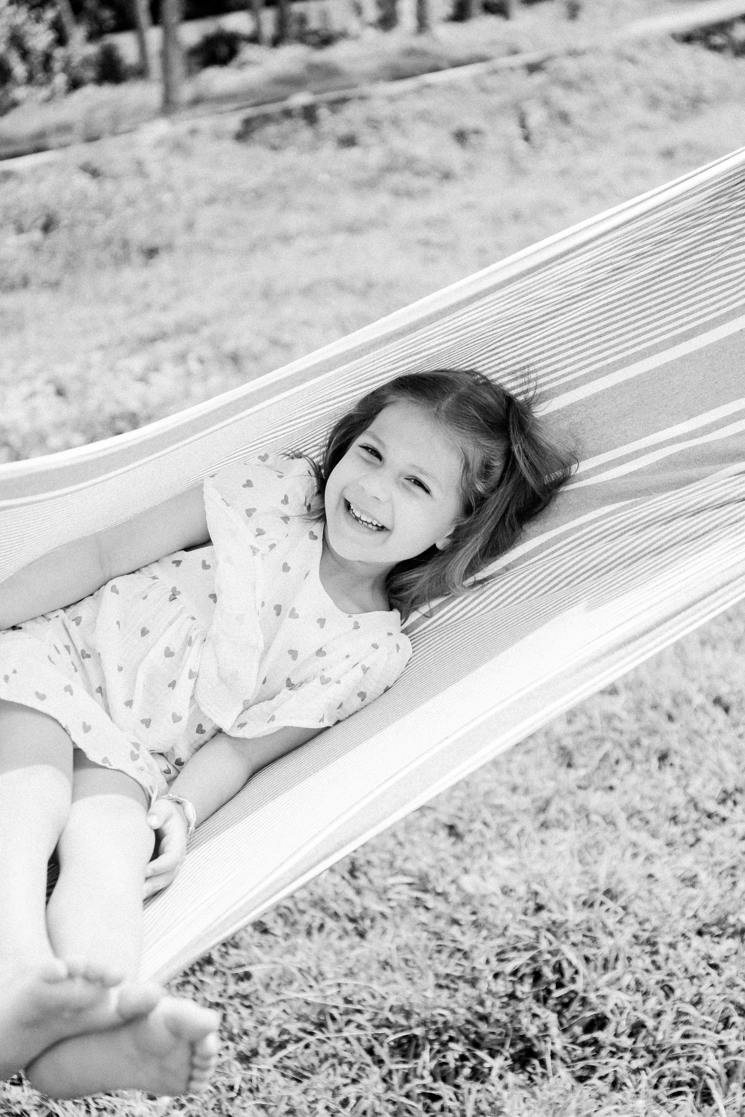 «Чёрно-белый портрет ребёнка у старинного маяка — нежность и чистота»