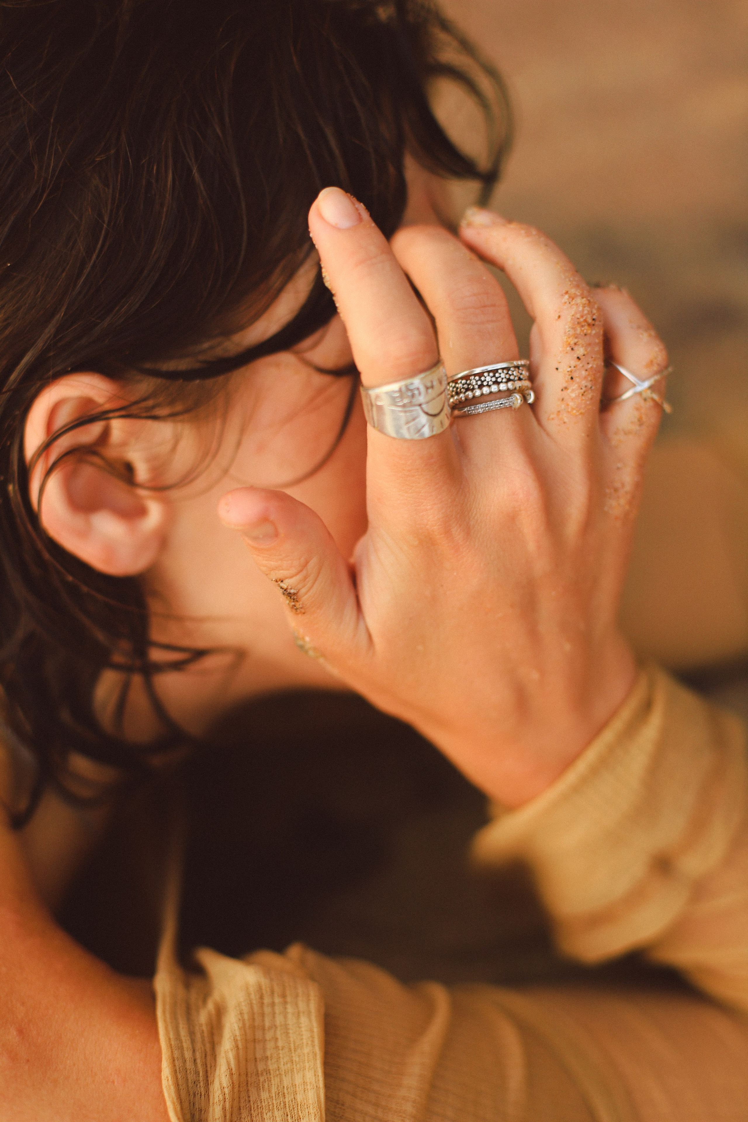 Эстетичные кадры на закате: девушка в прозрачном платье на камнях у отеля Naomi Beach | Нюд-фото. Фотограф на Шри-Ланке