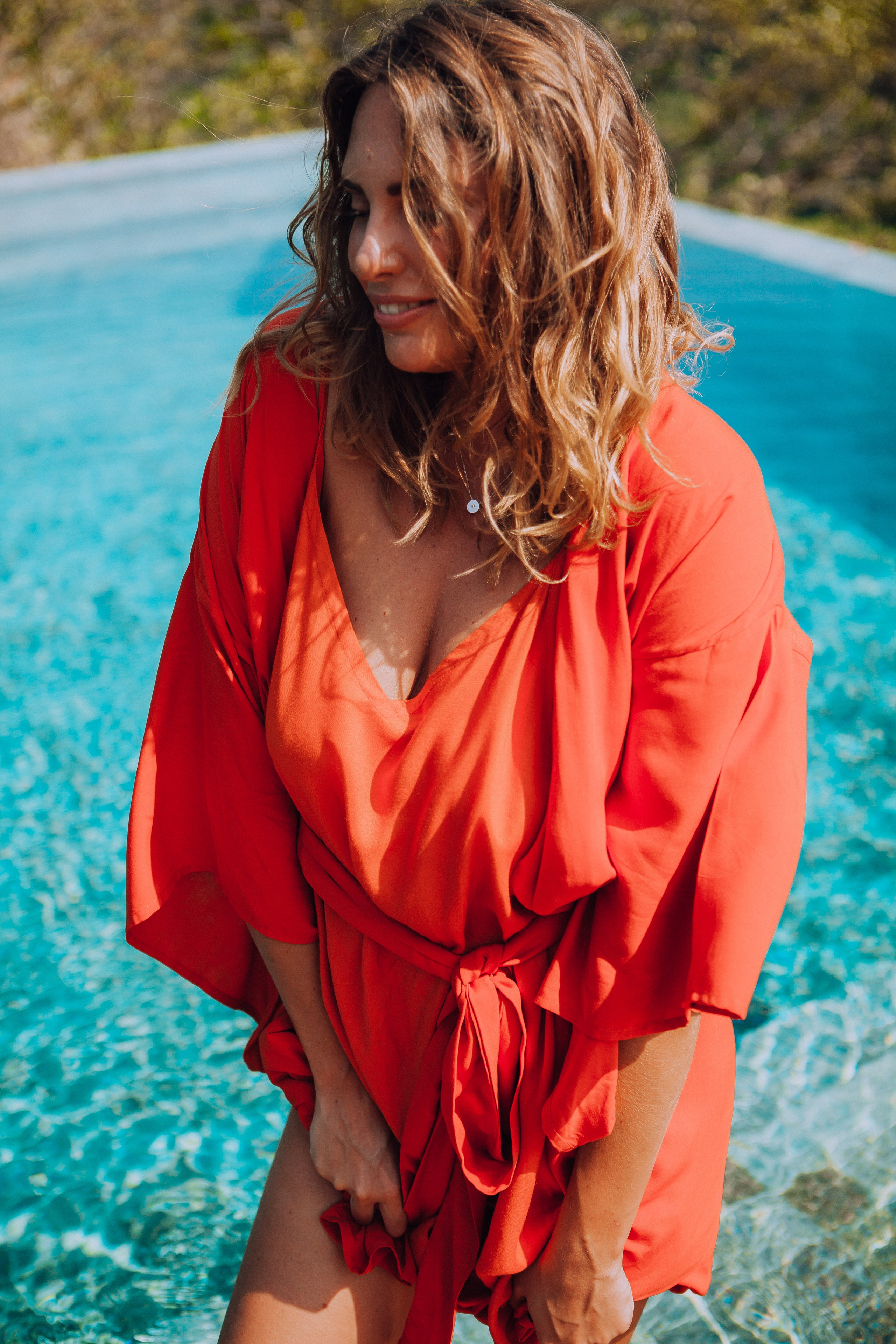 Девушка в красном платье в отеле Malabar Hill — Роскошная портретная съемка | Шри-Ланка. Фотограф на Шри-Ланке