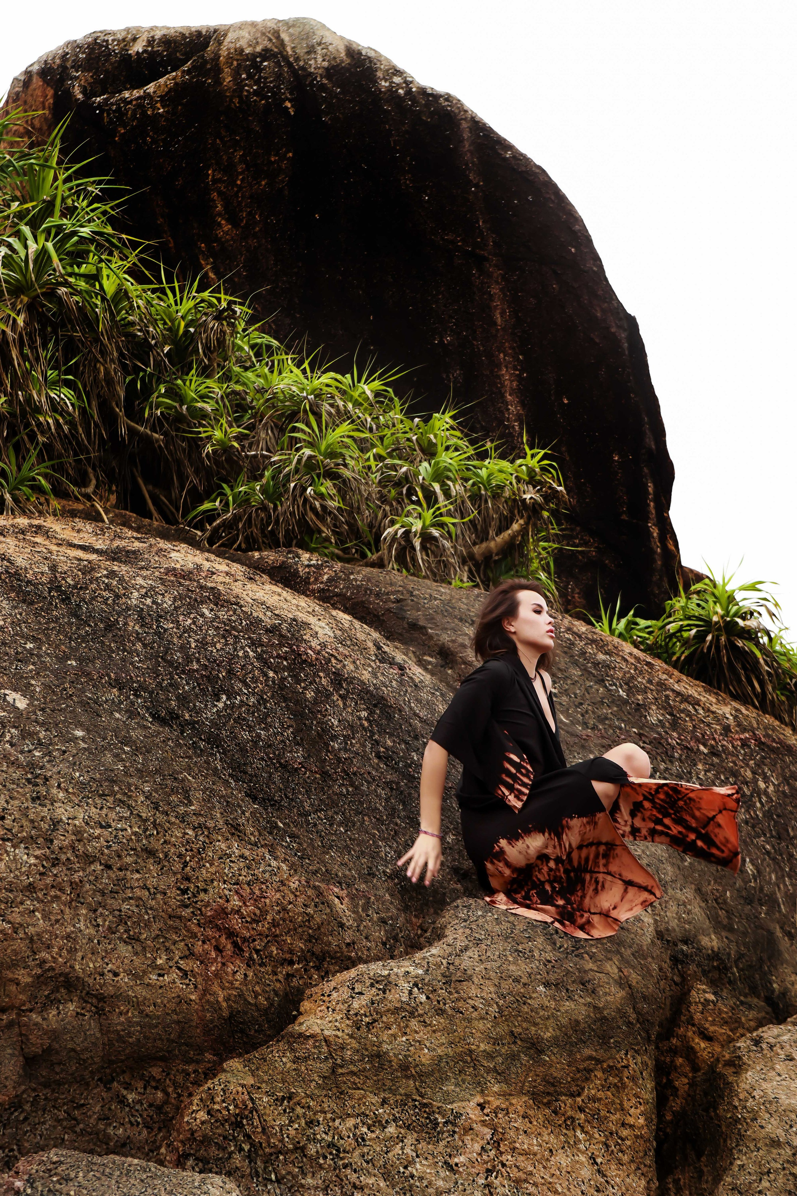 Авторская съемка среди вулканических камней Хиккадувы: воздушные туники бренда Nakota Tuwa в движении, контраст нежных тканей и дикой природ. Фотограф на Шри-Ланке