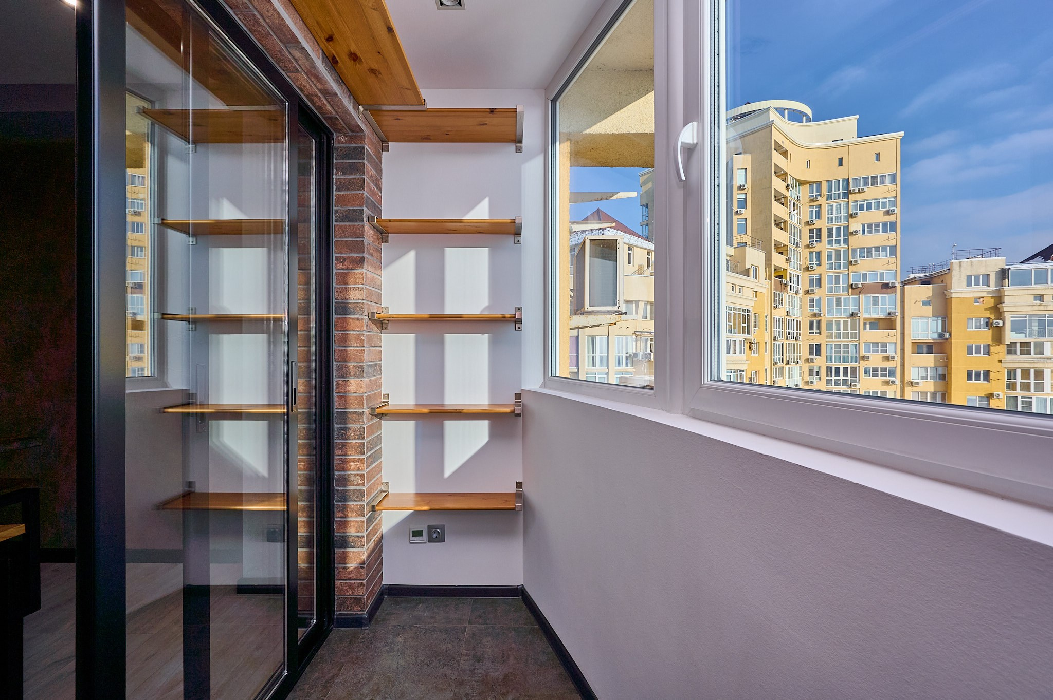 балкон белые стенки 