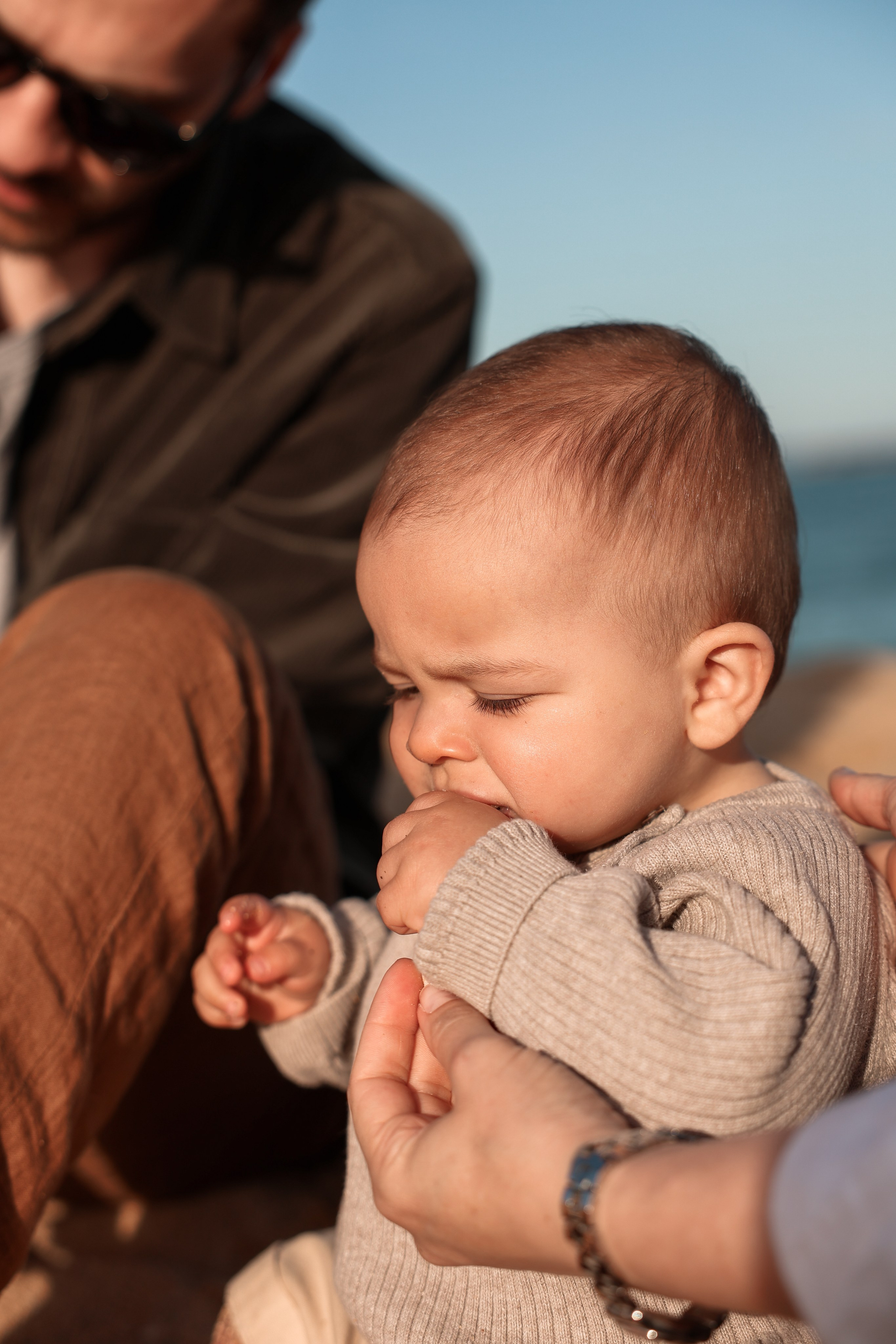 Family pizza at the sea. Natalia Zhuravleva|family, newborn, maternity photographer in Barcelona