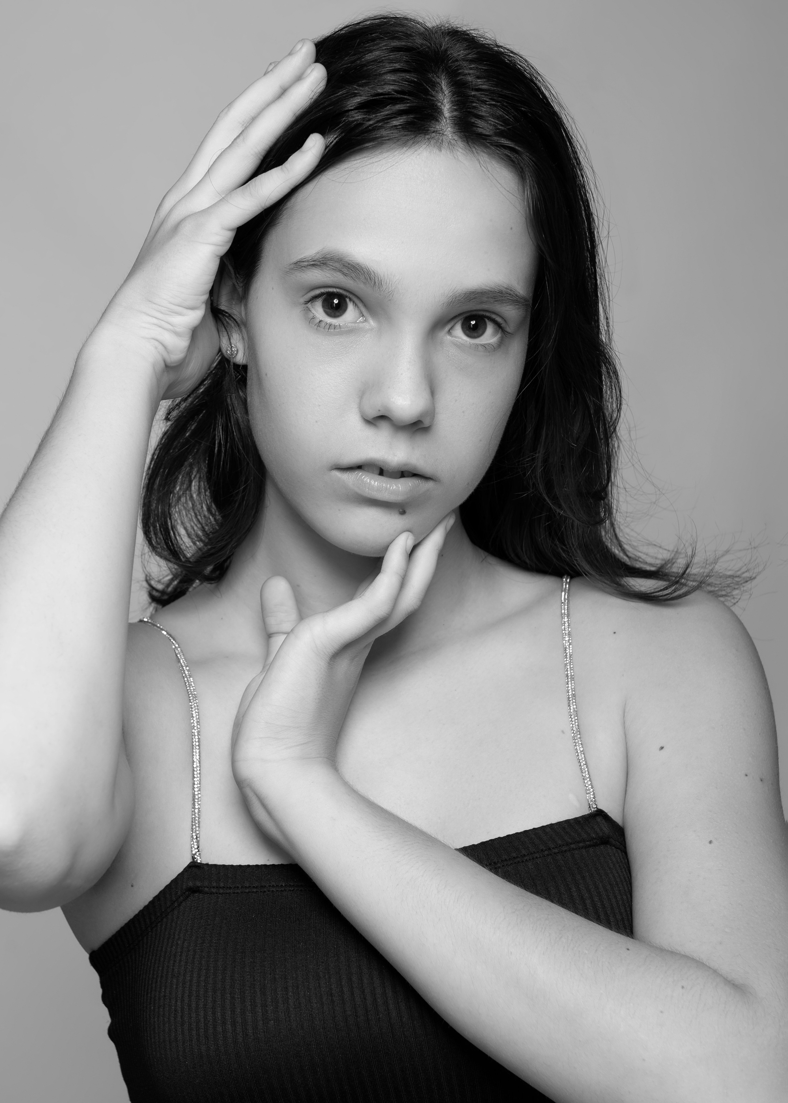 Модельное портфолио, девушка в черном облегающем платье, съемка для модельного агентства, модельные тесты