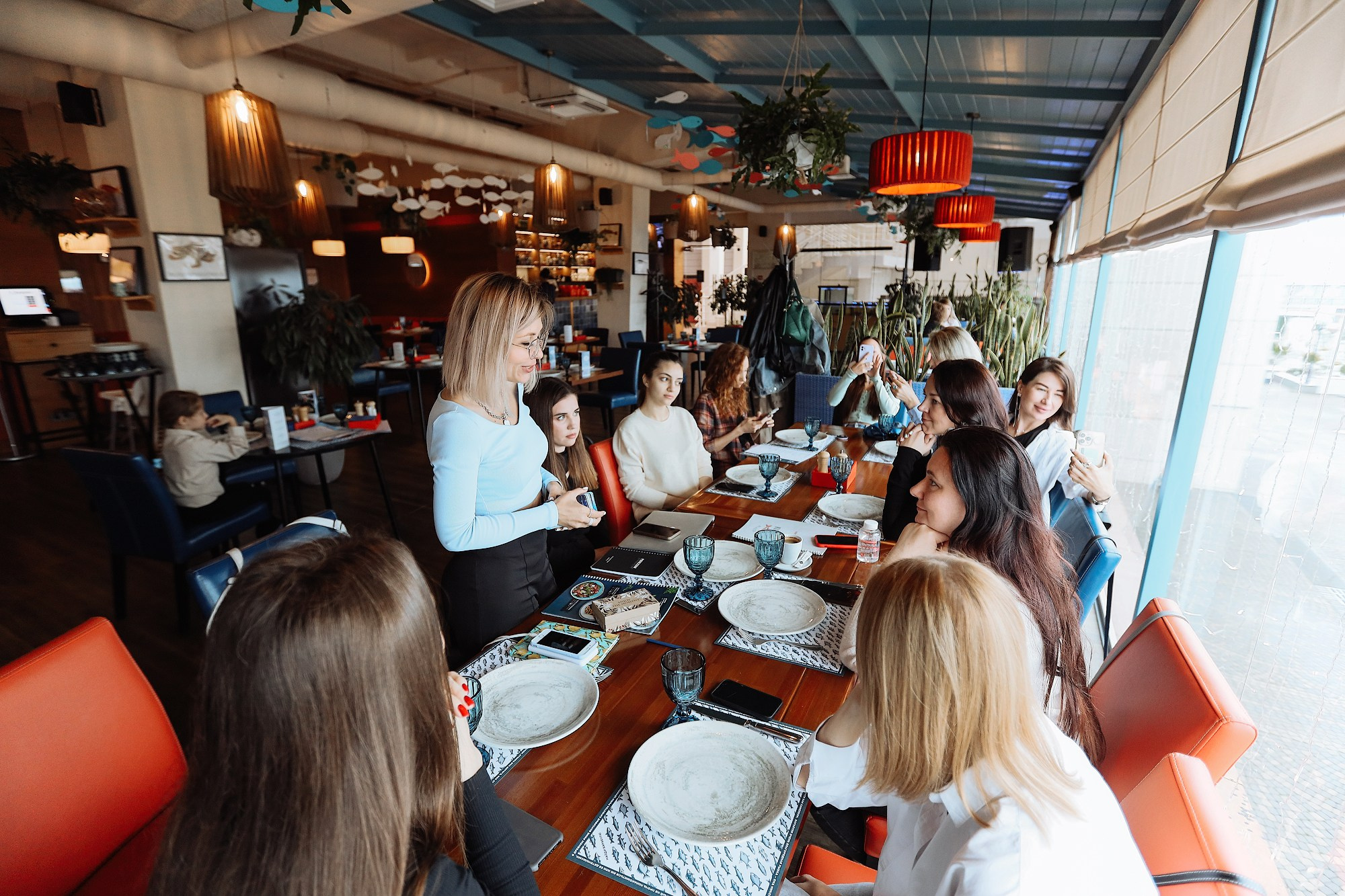 Женские встречи в кафе. Фотосессия. Профессиональный фотограф в Сочи Виктория Джой. Обучение