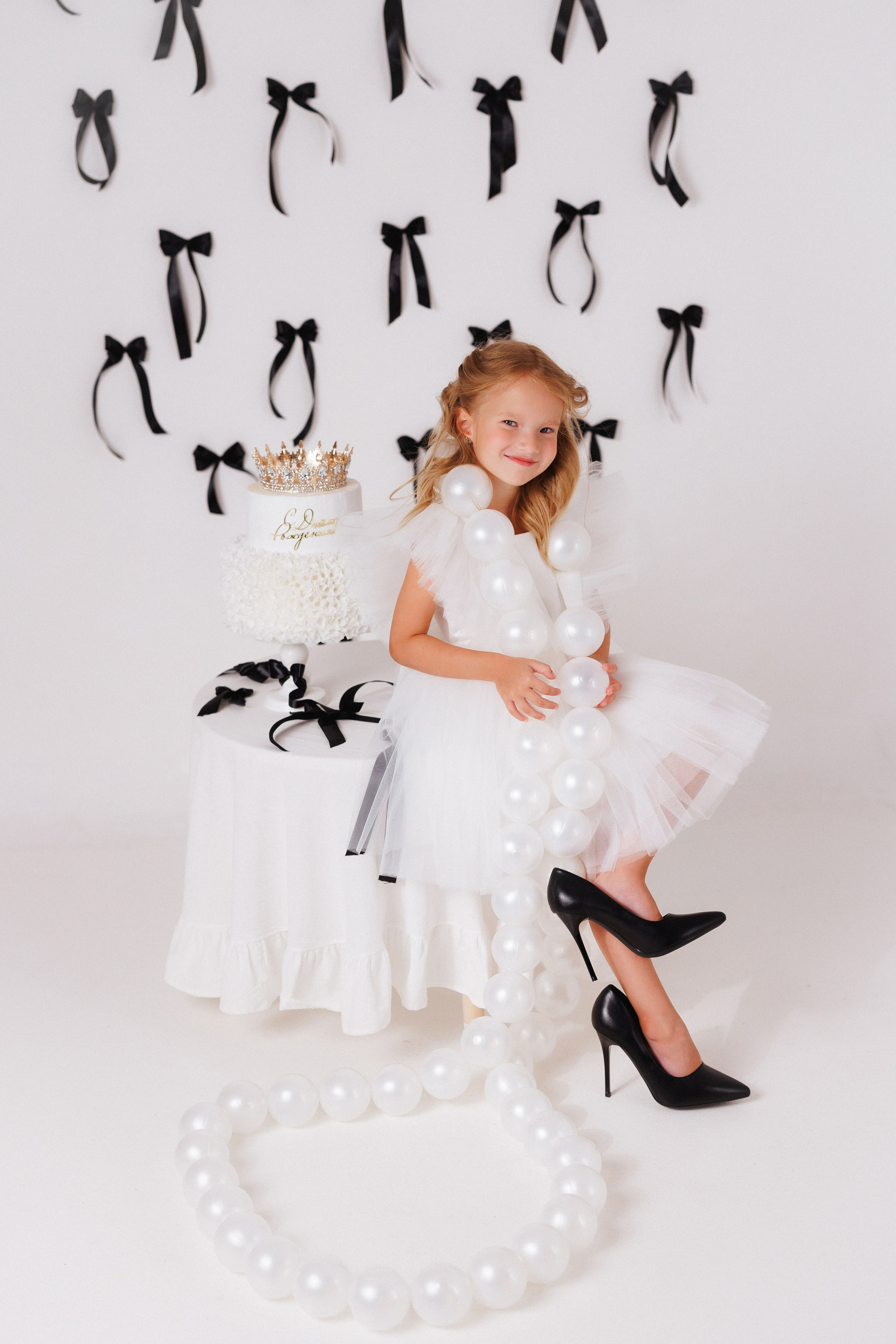 Детская фотосессия к Дню рождения для девочек, фотостудия «Антураж». Семейный и детский фотограф в Краснодаре Анна Трашкова