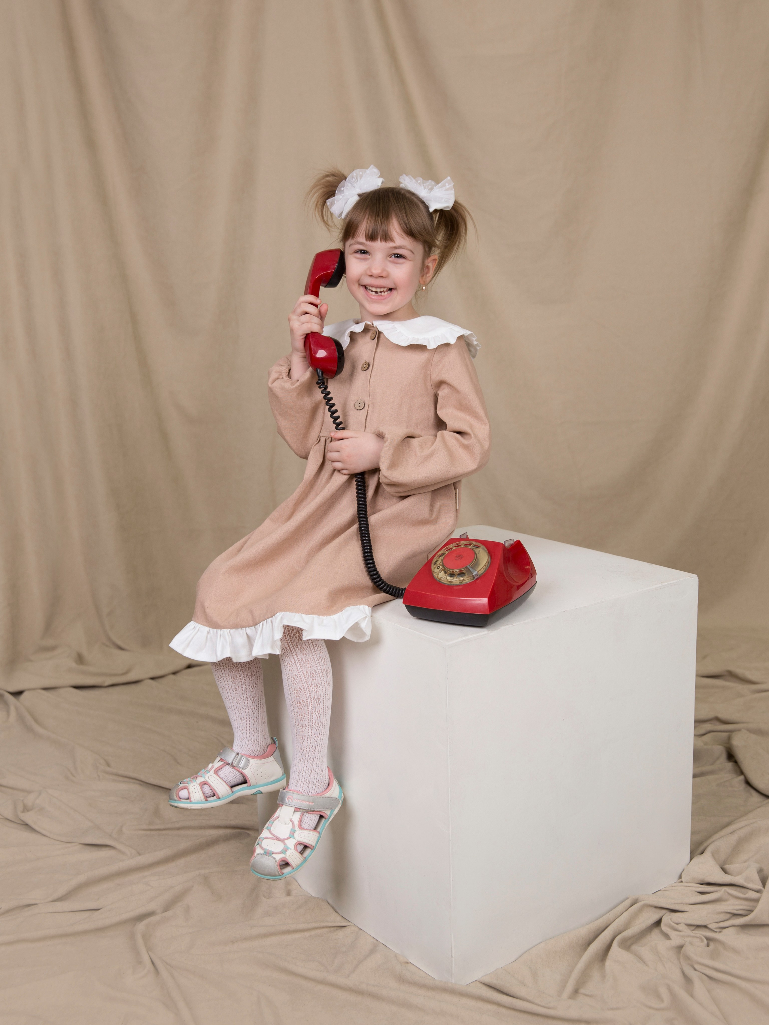 Общее фото в детском саду с выездным реквизитом в Тюмени. Выпускные альбомы в Тюмени для школ, садов, вузов спортивных секций