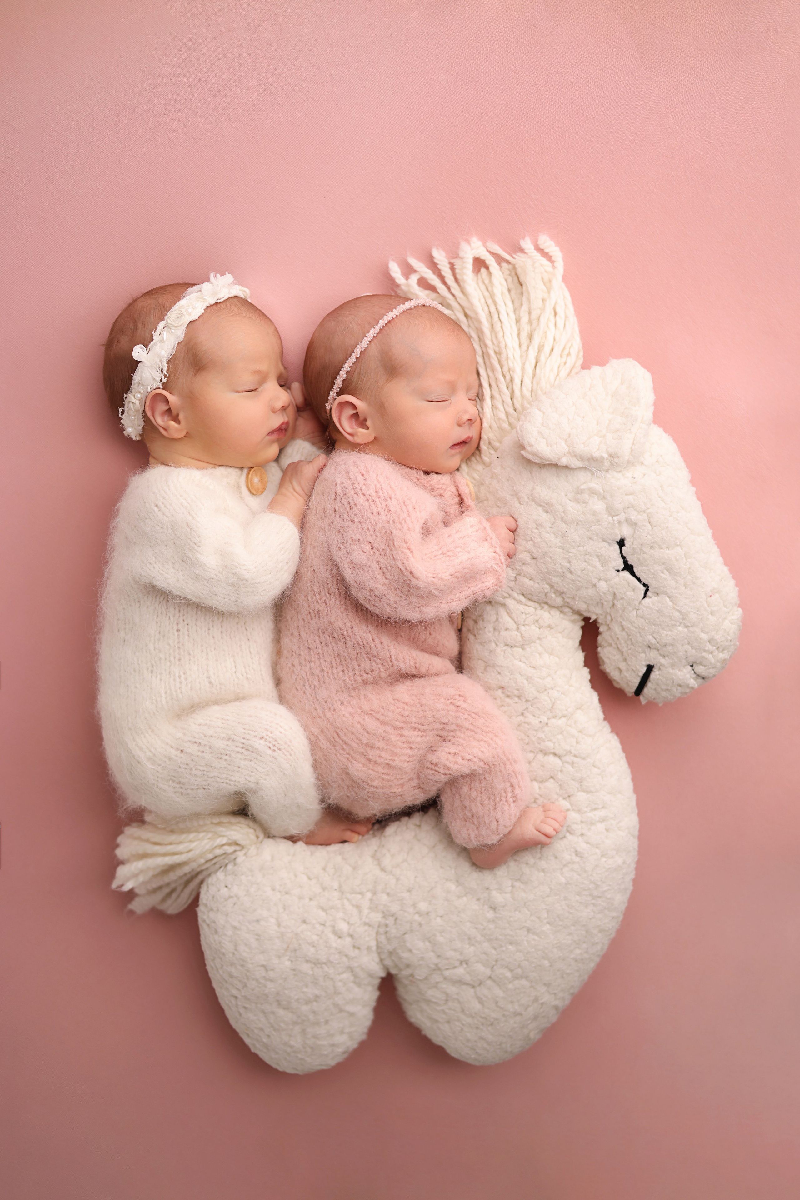 Ньюборн съемка двойняшек в Москве. Фотограф новорожденных Москва. Ньюборн фотограф Москва