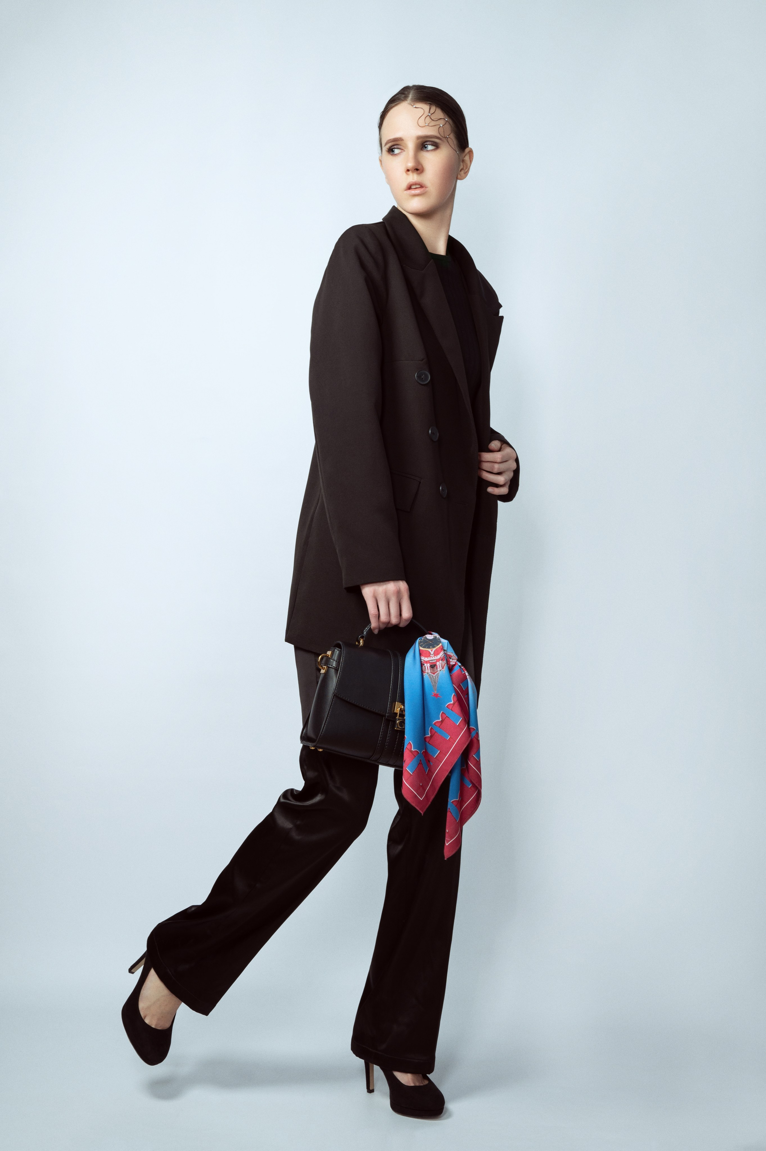 съемка для каталога, съемка для wildberries, съемка платков, девушка в черном