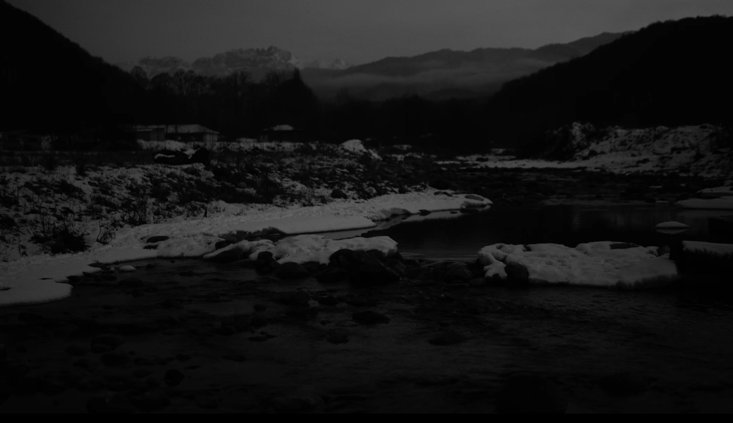 Ничего не было видно и приходилось прислушиваться. Художественная группа «Нежные Бабы»