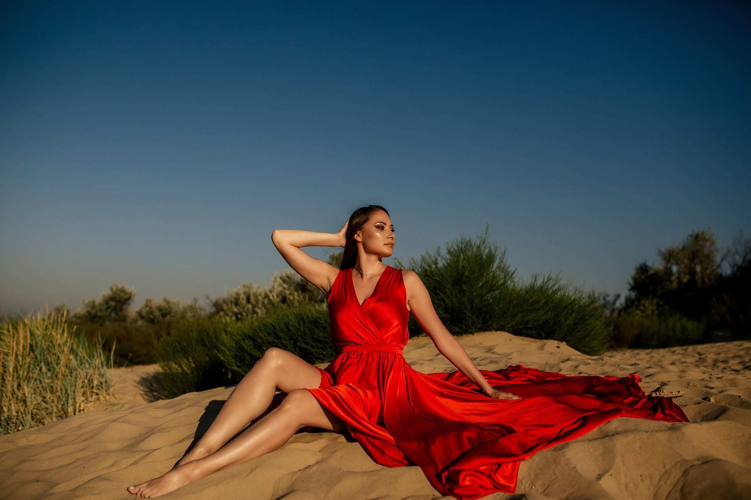 Позы для фотосесии с платьем с длинным шлейфом в песках Джемете