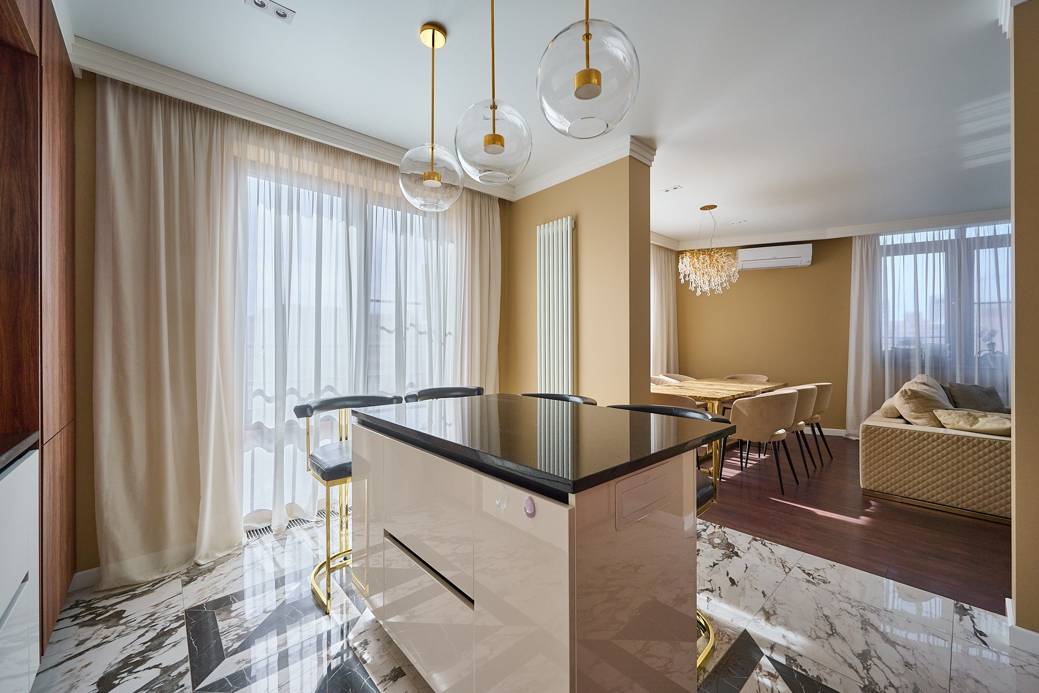 черный стол бежевые шторы 