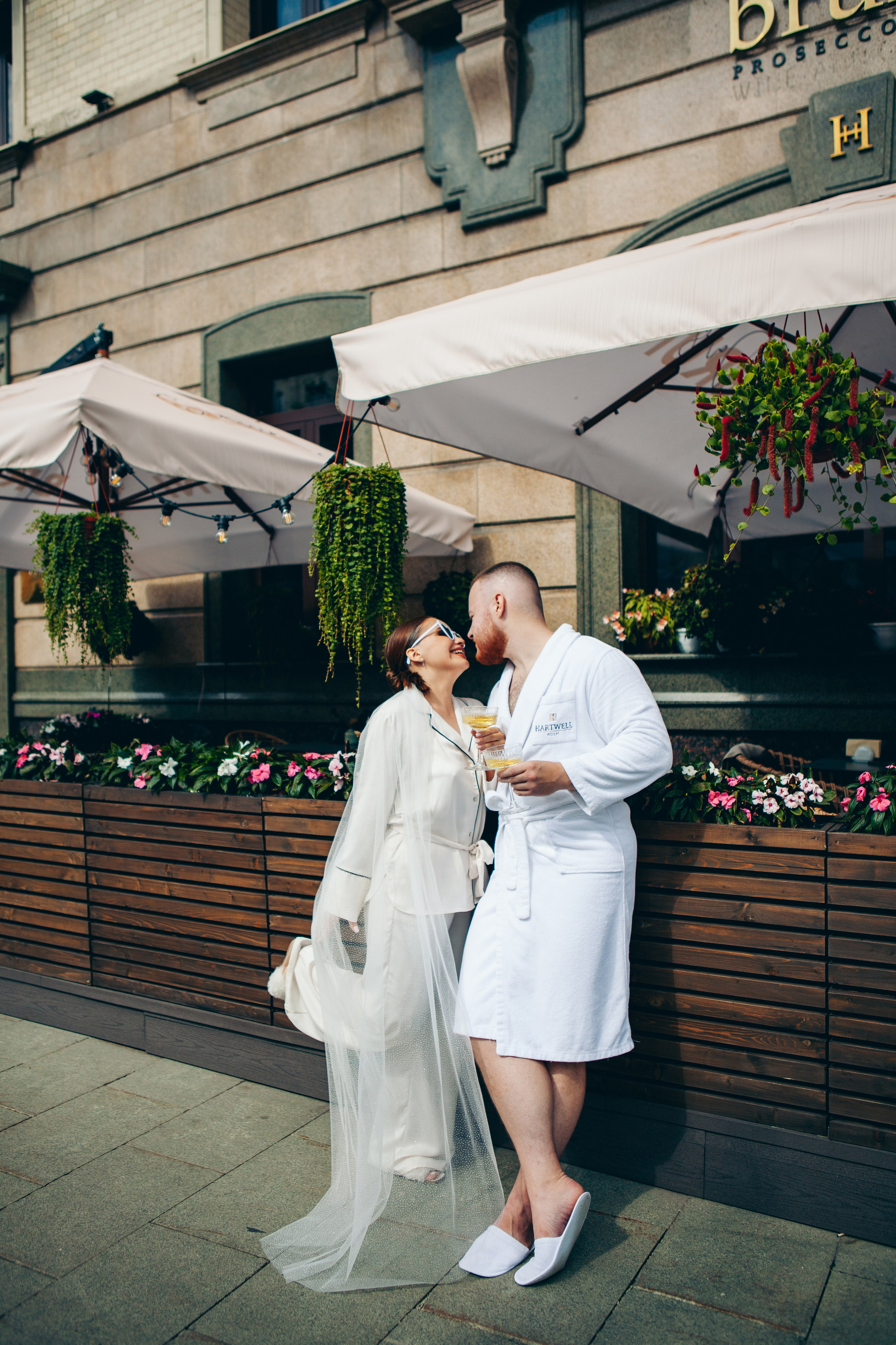 Свадебная фотосессия в отеле hartwell hotel и на патриарших прудах. Фотограф Ольга Ефремова