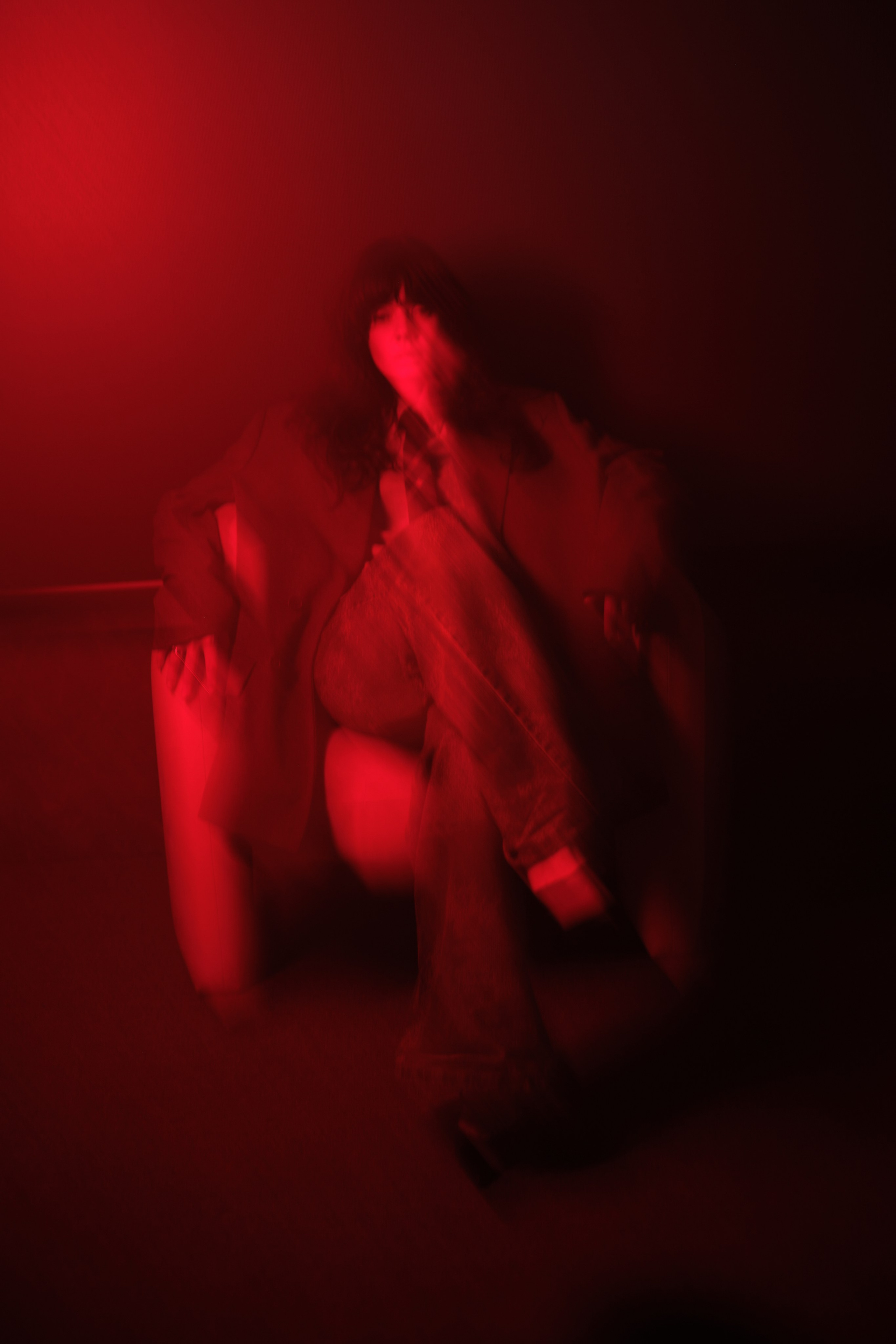 Женский портрет в пиджаке и драматичном красном свете