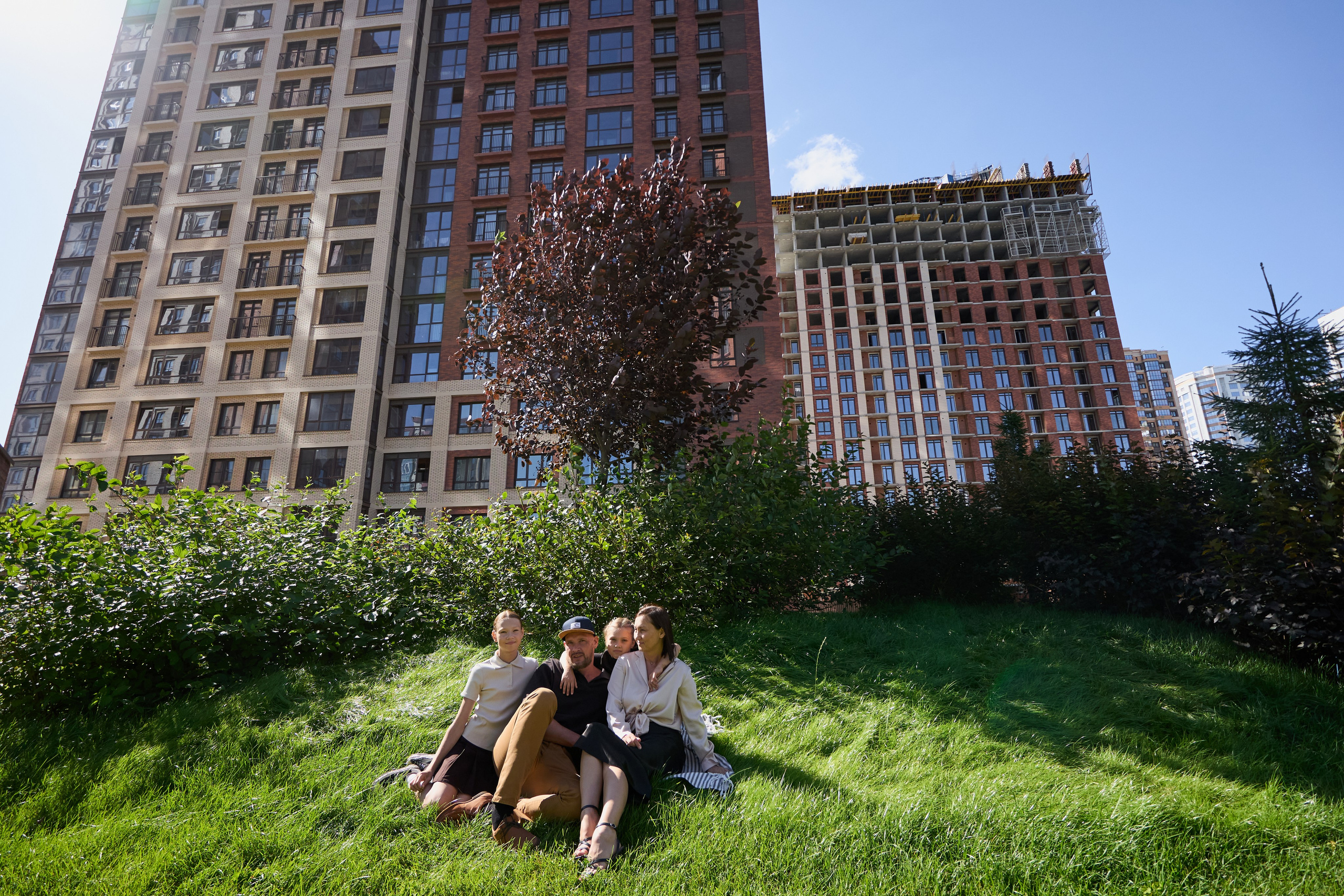 Семейная фотосессия в ЖК Академия для рекламы (Новосибирск). Репортажный и женский фотограф в Новосибирске
