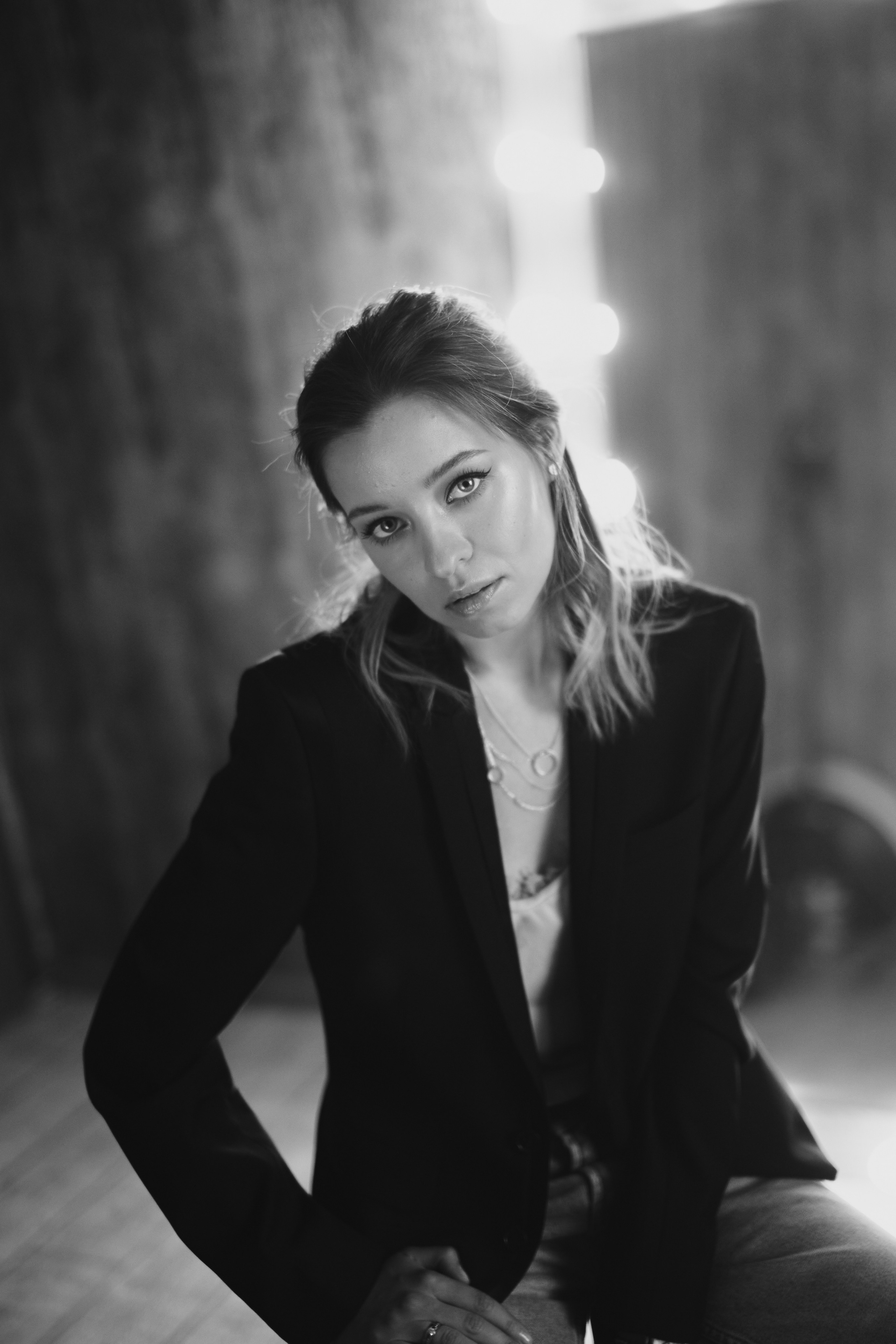 Черно-белая фотосессия в интерьерной студии для Алины. Репортажный и женский фотограф в Новосибирске