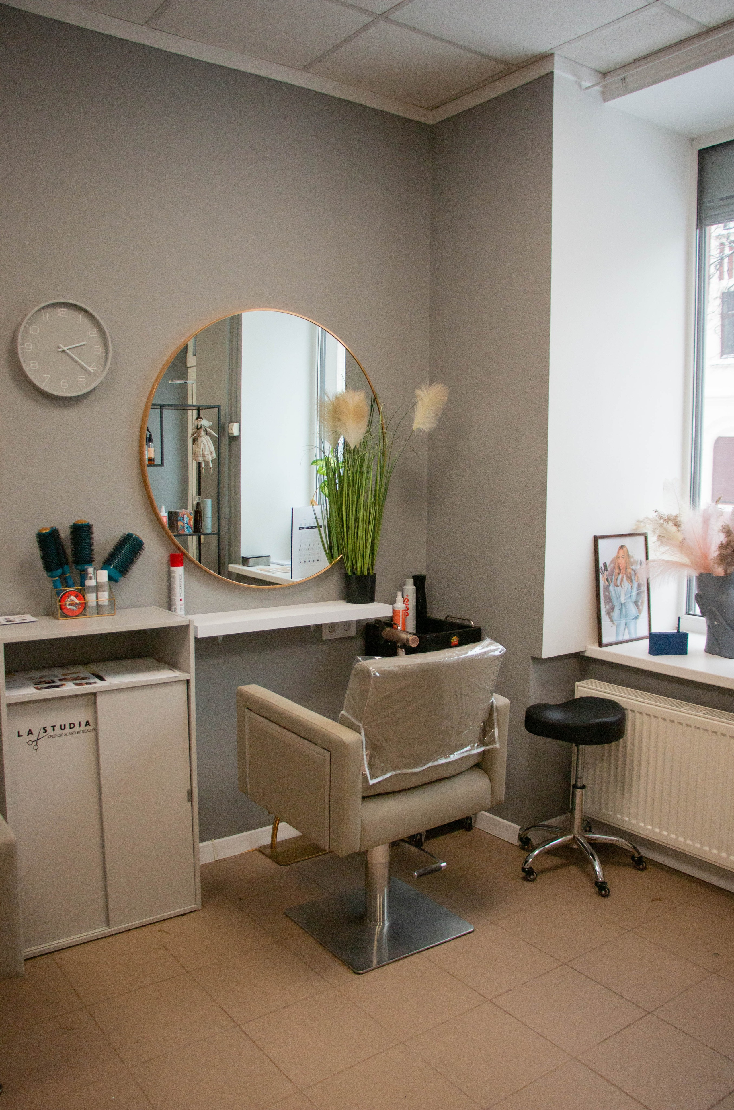 Настя- стилист по волосам. Бережно сохраняю ваши чувства и истории на своих фотографиях