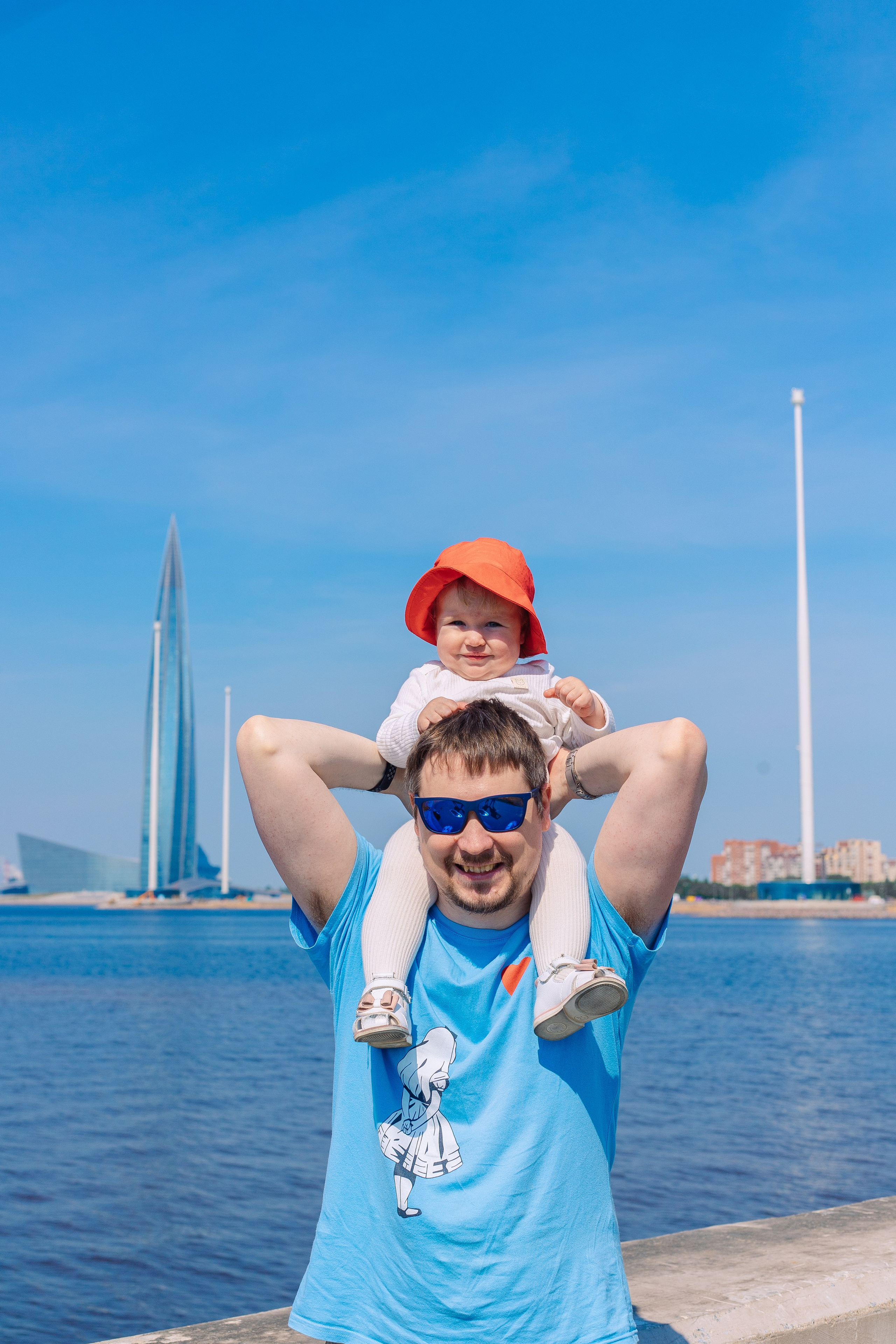 Семейная фотосессия летом в солнечный день в Санкт-Петербурге с видом на Лахту. Фотограф в Санкт-Петербурге, Анна Скворцова