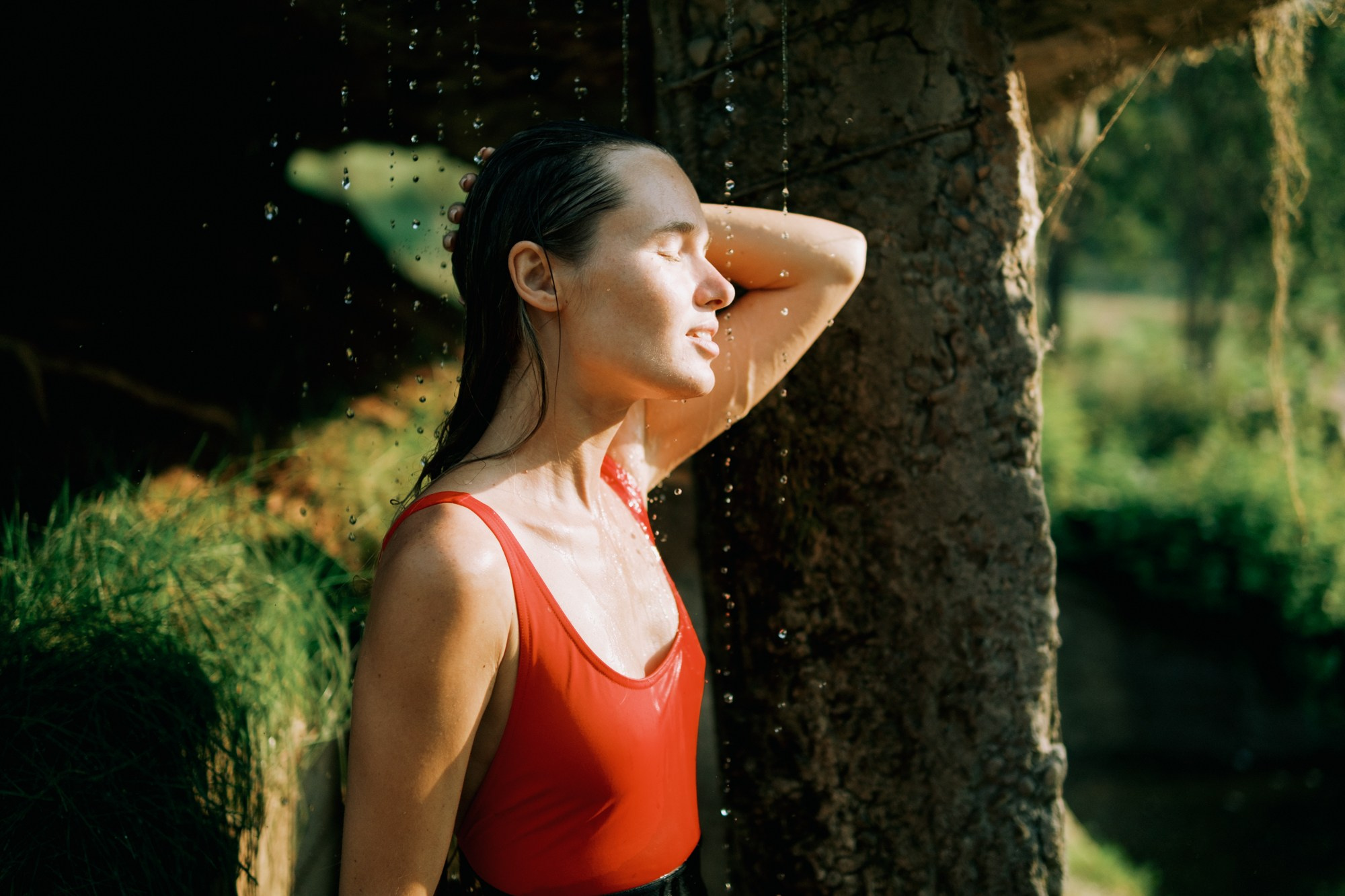Nastya at the waterfall. Фотограф Павел Краснов