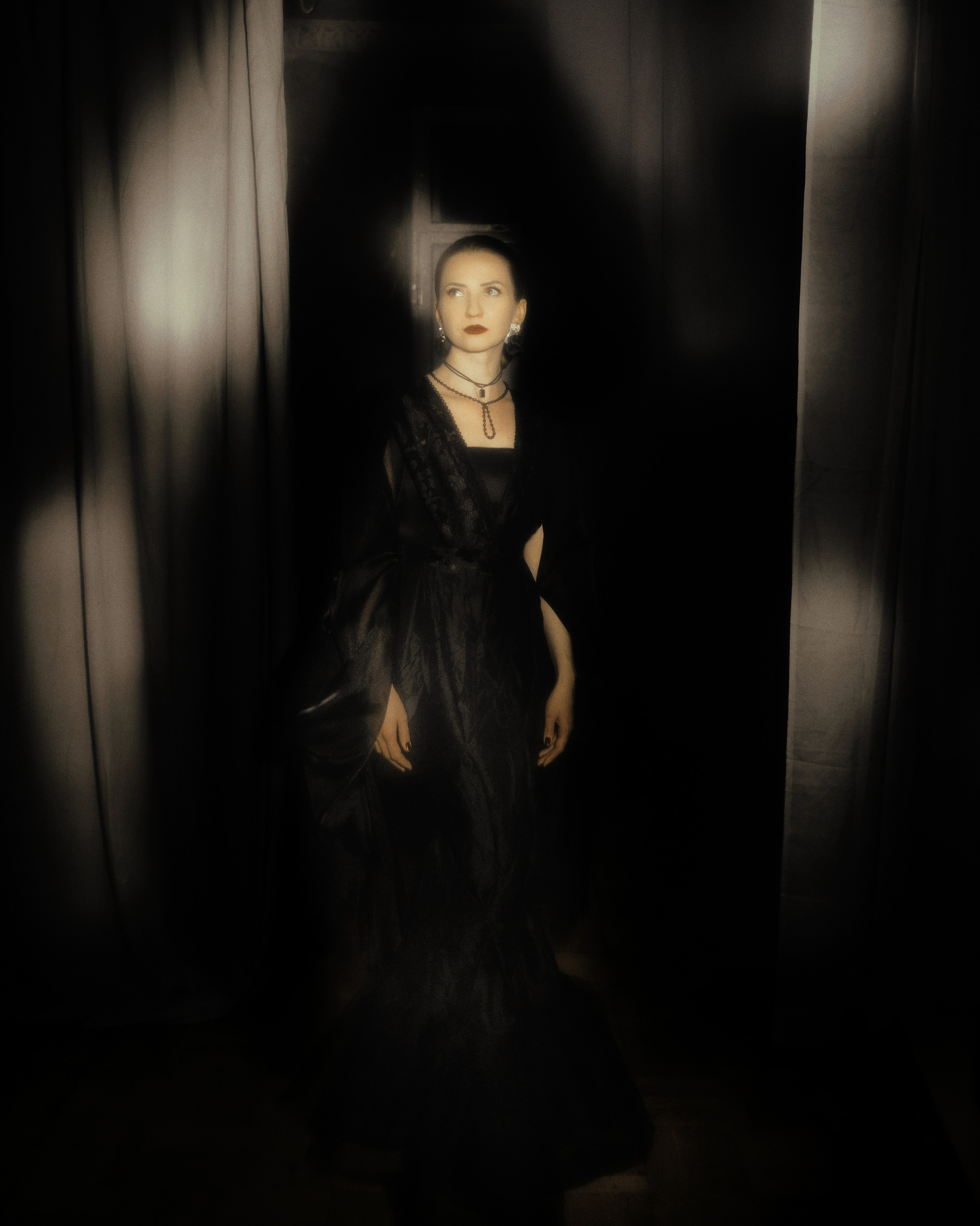 студийная фотосессия в стиле нуар, женский портрет в полутени у штор, драматичный свет, фотограф Москва