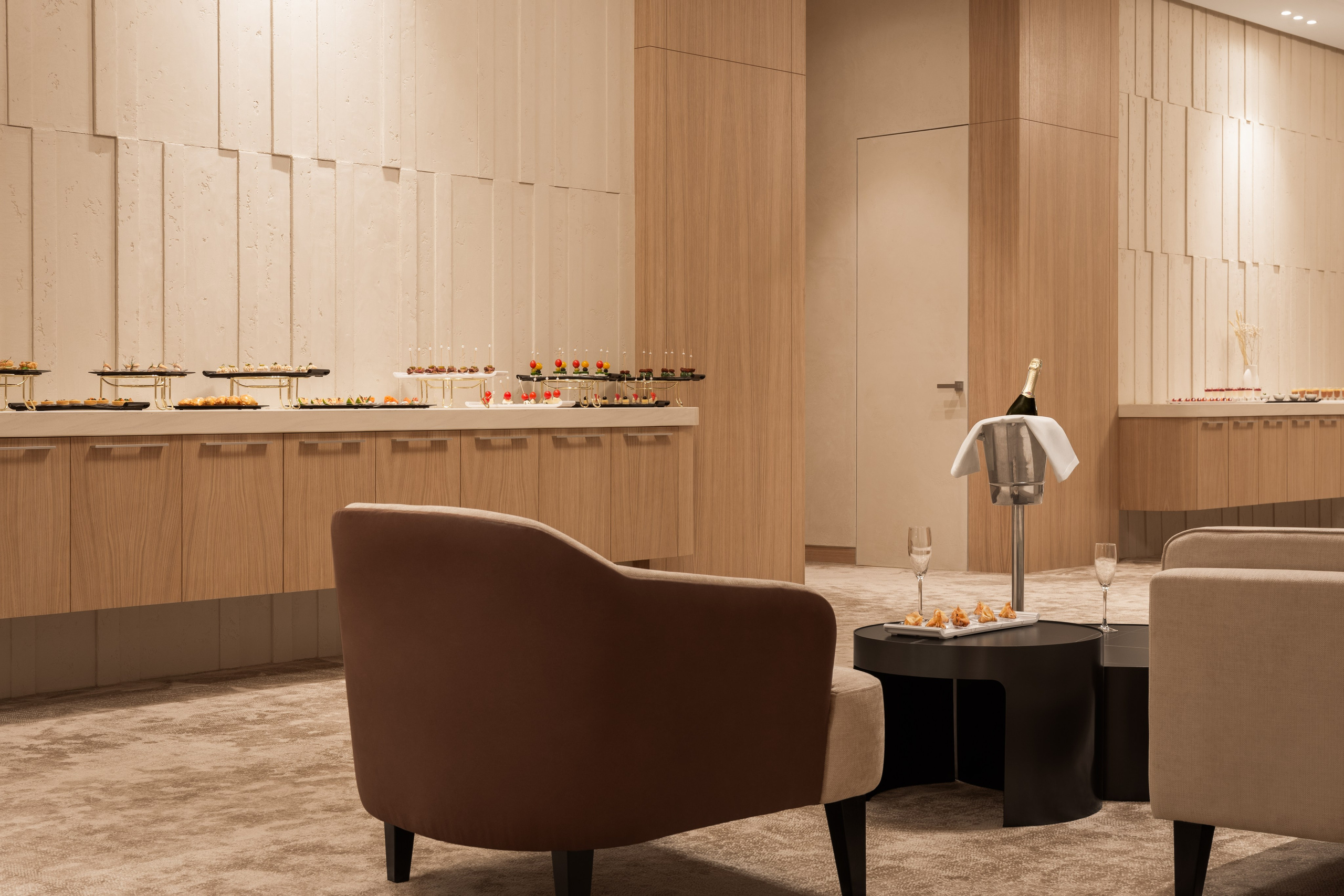 Интерьерная фотосъёмка Holiday Inn Almaty. Роман Якунин — интерьерный фотограф в Алматы