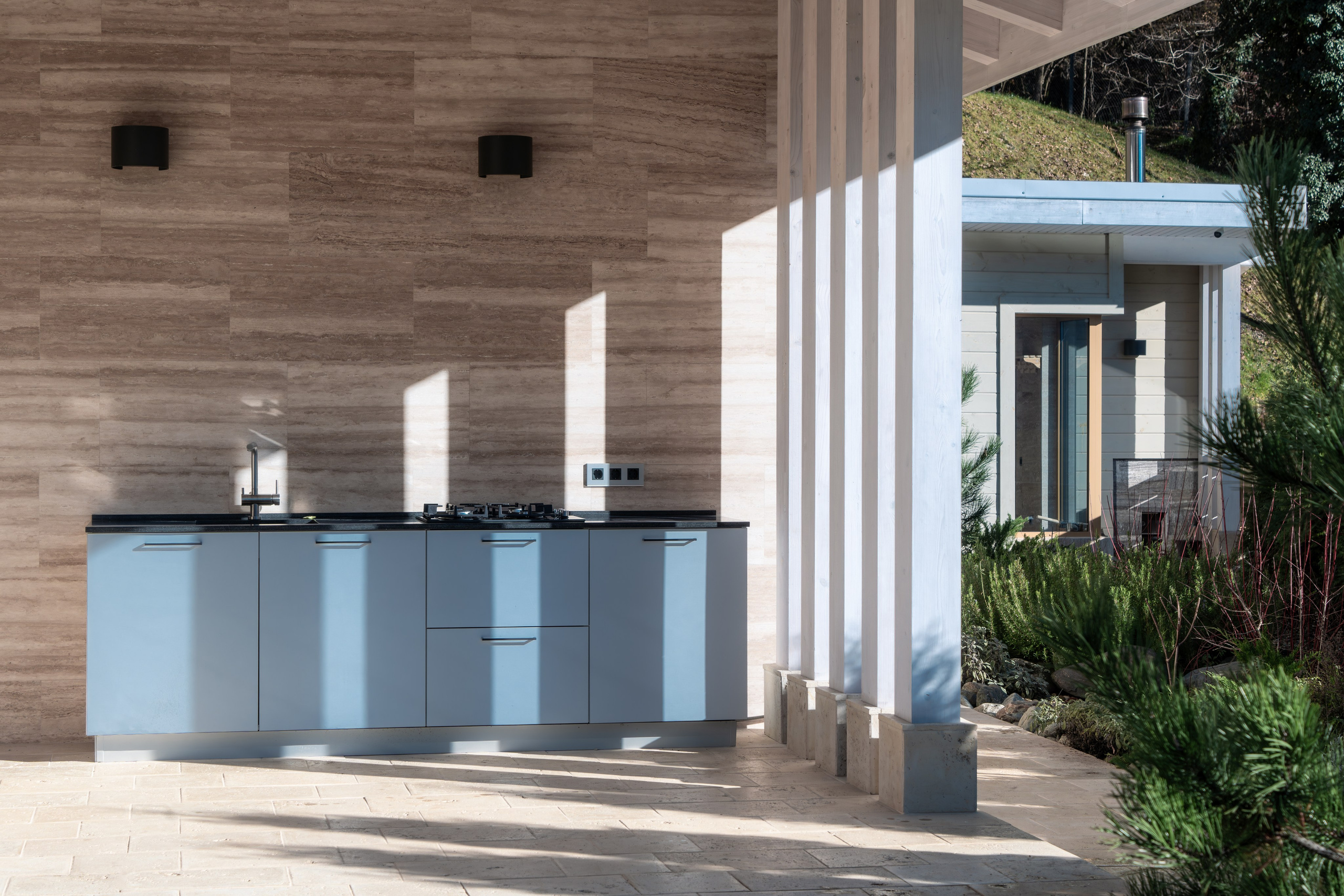 Загородный дом в стиле Шале белый — экстерьер. Репортажный фотограф в Красной Поляне и Сочи Павлюченко Екатерина