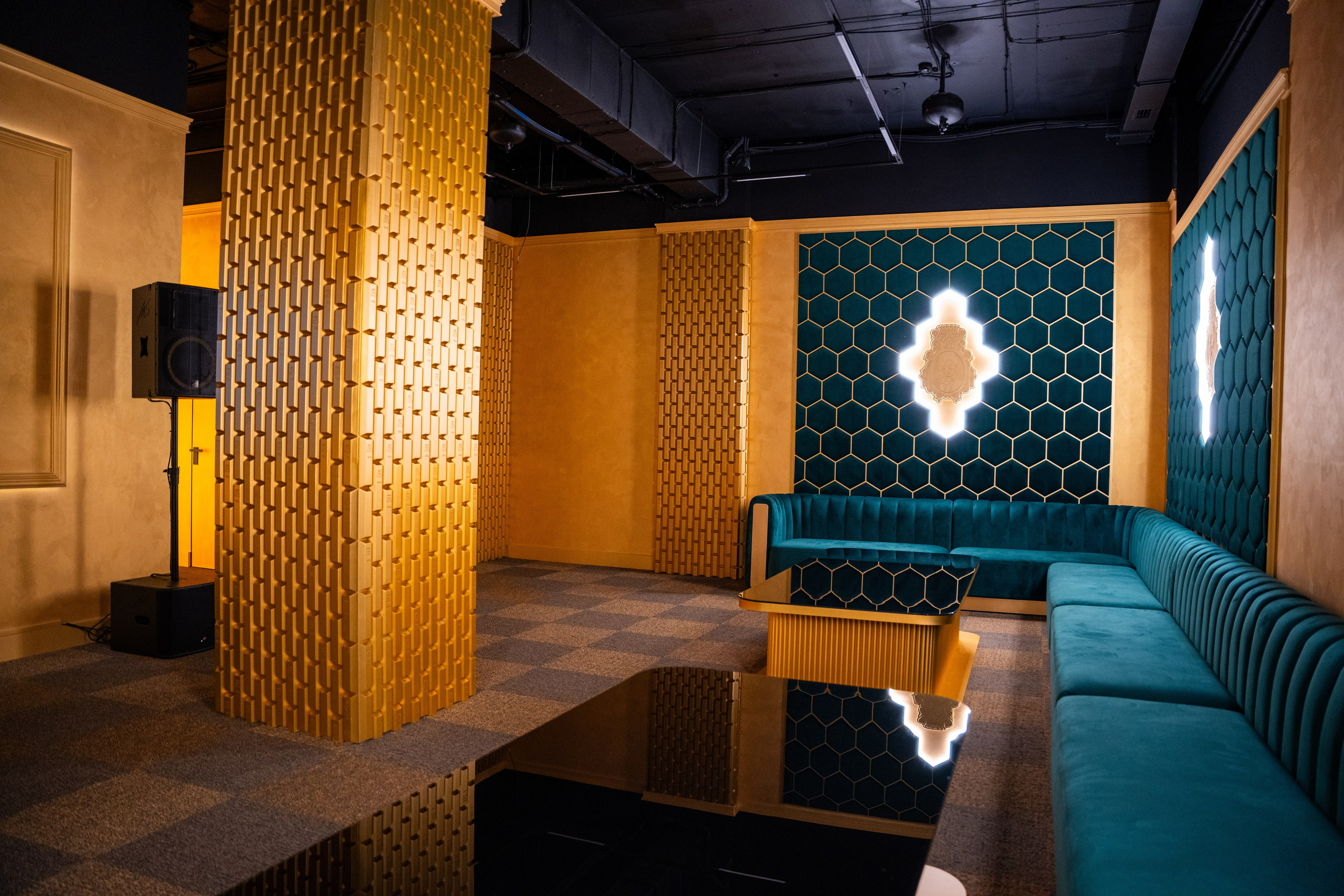 Фотосъемка интерьера стриптиз-клуба Hefner — элитный клуб Краснодара. Интерьерная фотосъемка клуба Hefner в Краснодаре — профессионально. Шедевры для Вас! Фотограф и Видеограф в Краснодаре Пахиев Руслан