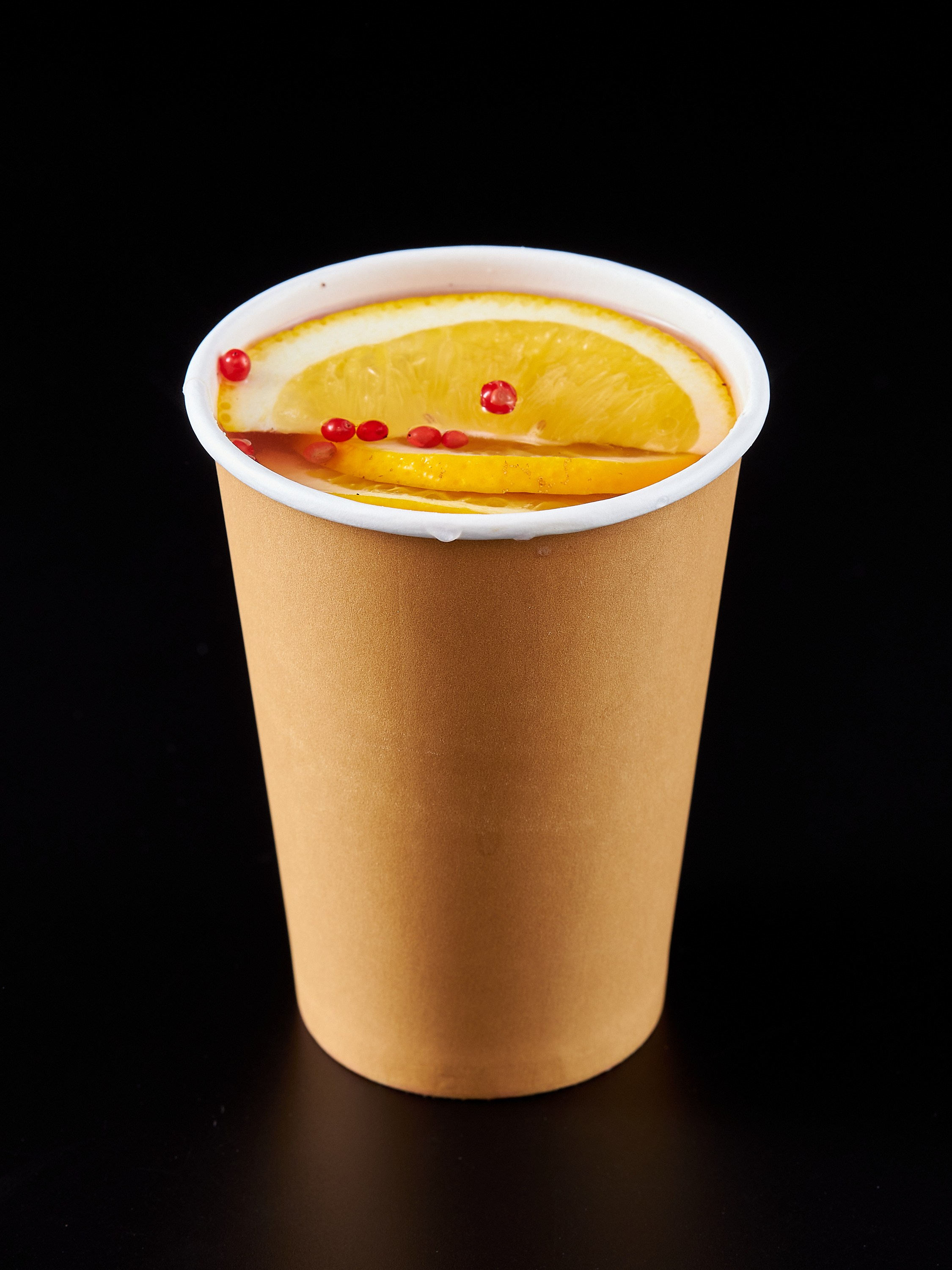 Коктейль в бумажном стакане на черном фоне