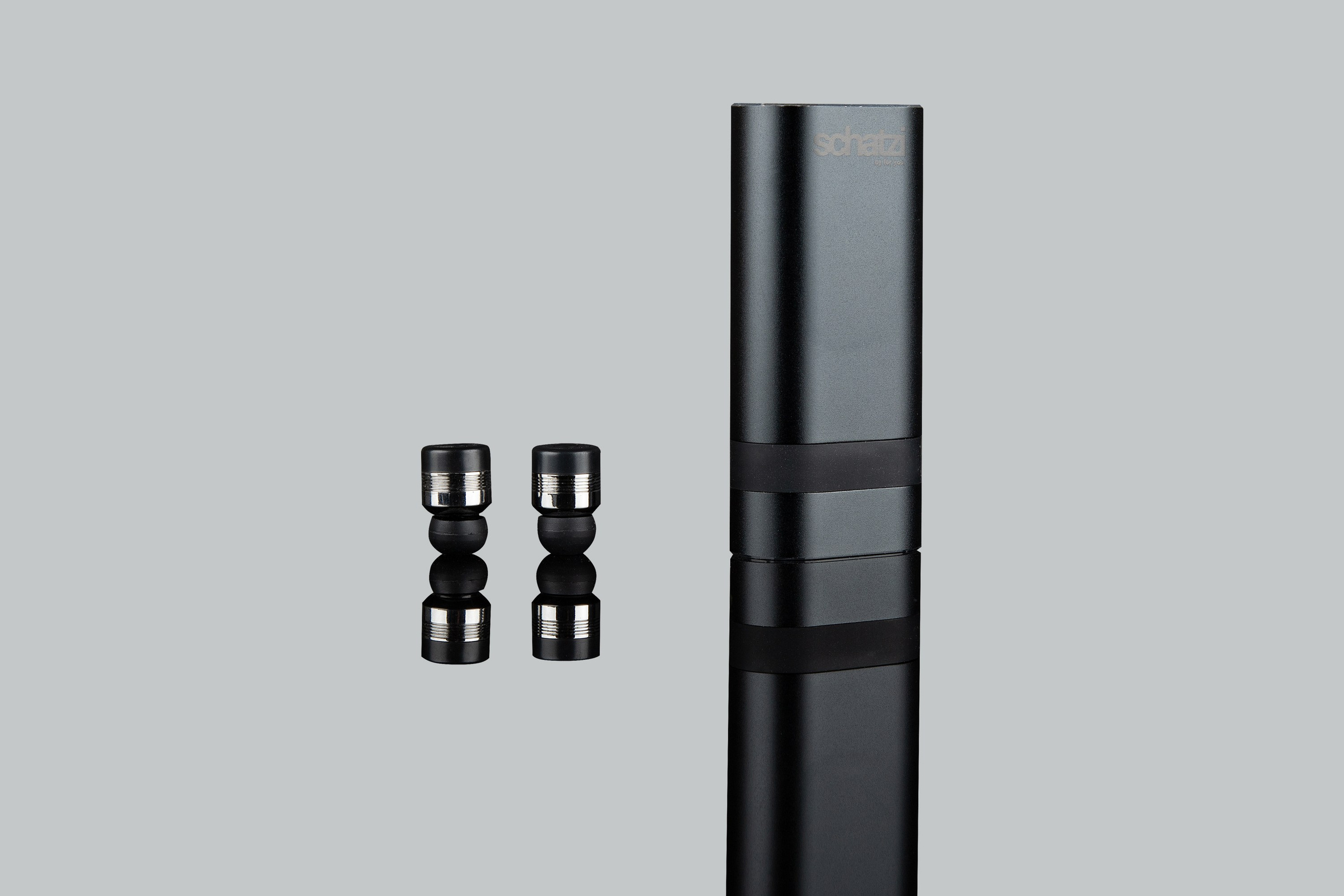 Беспроводные наушнки черные рядом с кейсом полубок