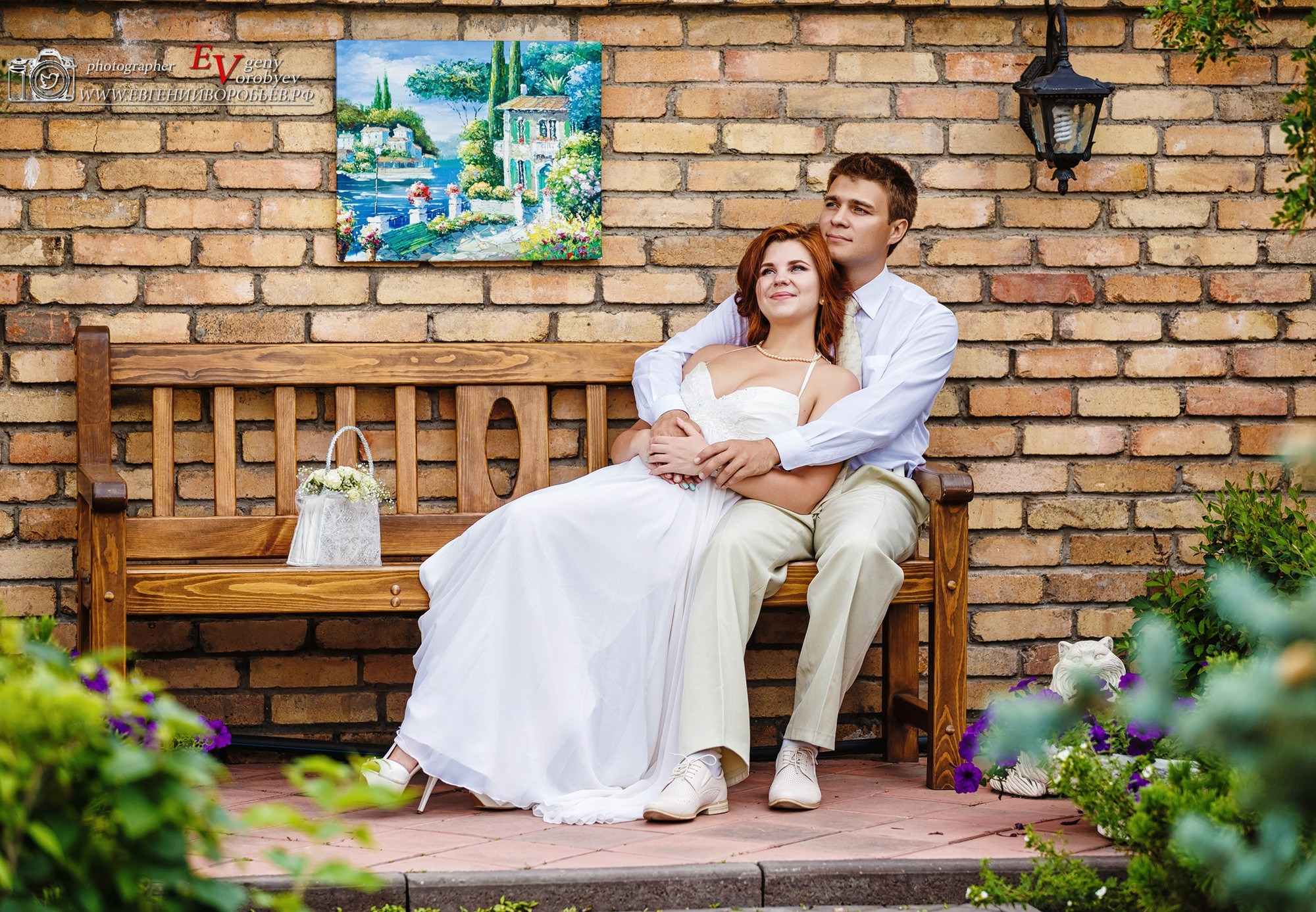 свадебная фотосессия свадебный фотограф Красноярск цена заказать забронировать фотосъёмка Сады Мечты идея место пример фото позы образ для свадебной фотопрогулки ведущий на свадьбу тамада визажист макияж прическа невесты свадебное платье костюм жениха стилист  