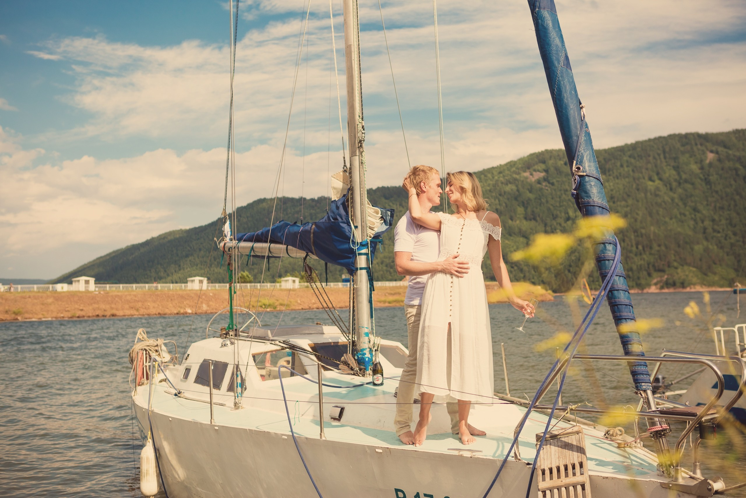 фотосессия фотограф Красноярск лавстори на парусной яхте Красноярское море аэросъёмка с квадрокоптера FPV дрона видео видеоролик Дивногорск Шумиха Бирюса прогулка идея место образы пример фото позы для морской фотосессии на парусной яхте Красноярское водохранилище путешествие визажист причёска макияж свадьба свадебная фотосессия