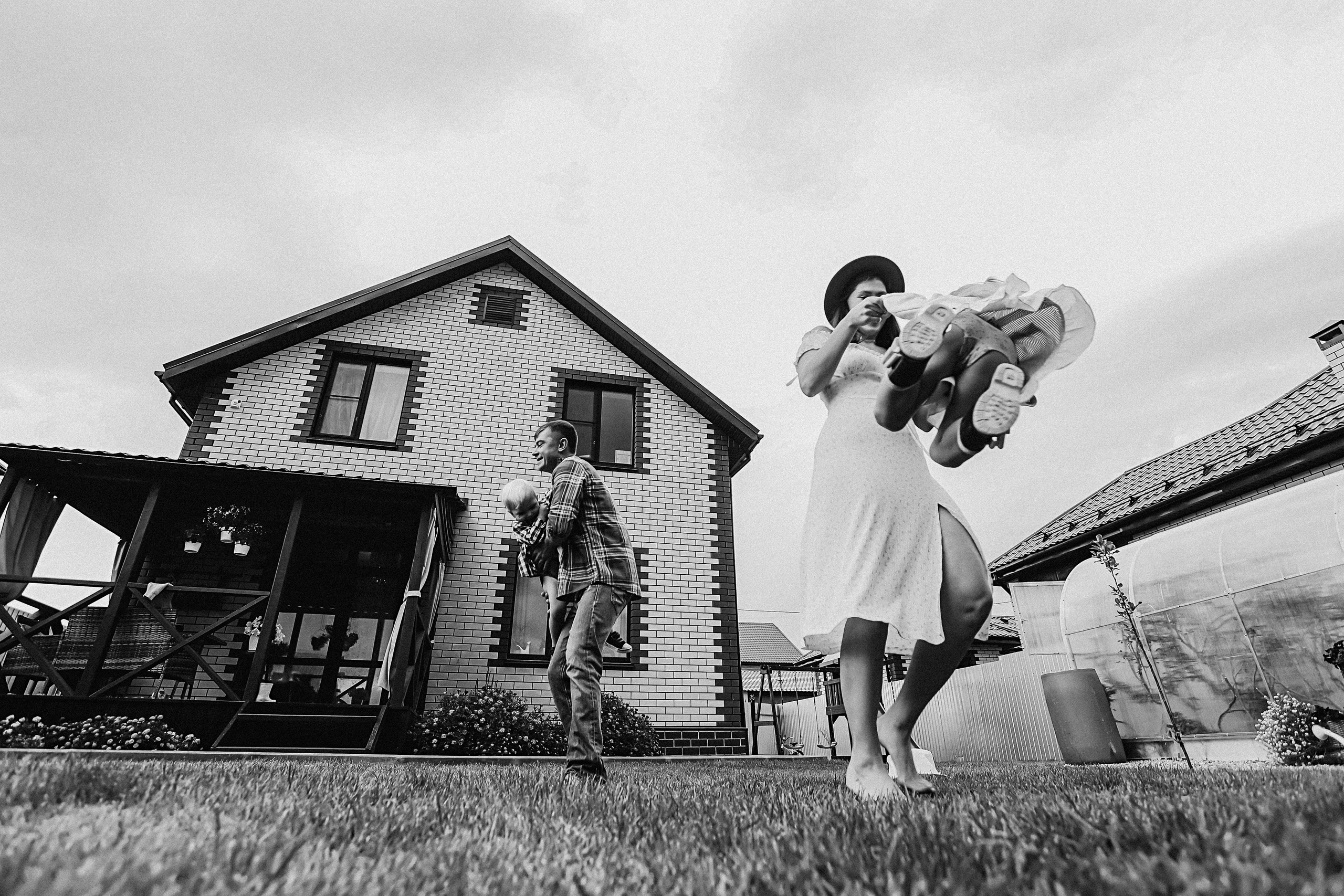 У дома. Семейный фотограф Тюмень, фотограф на роды Салмина Мария