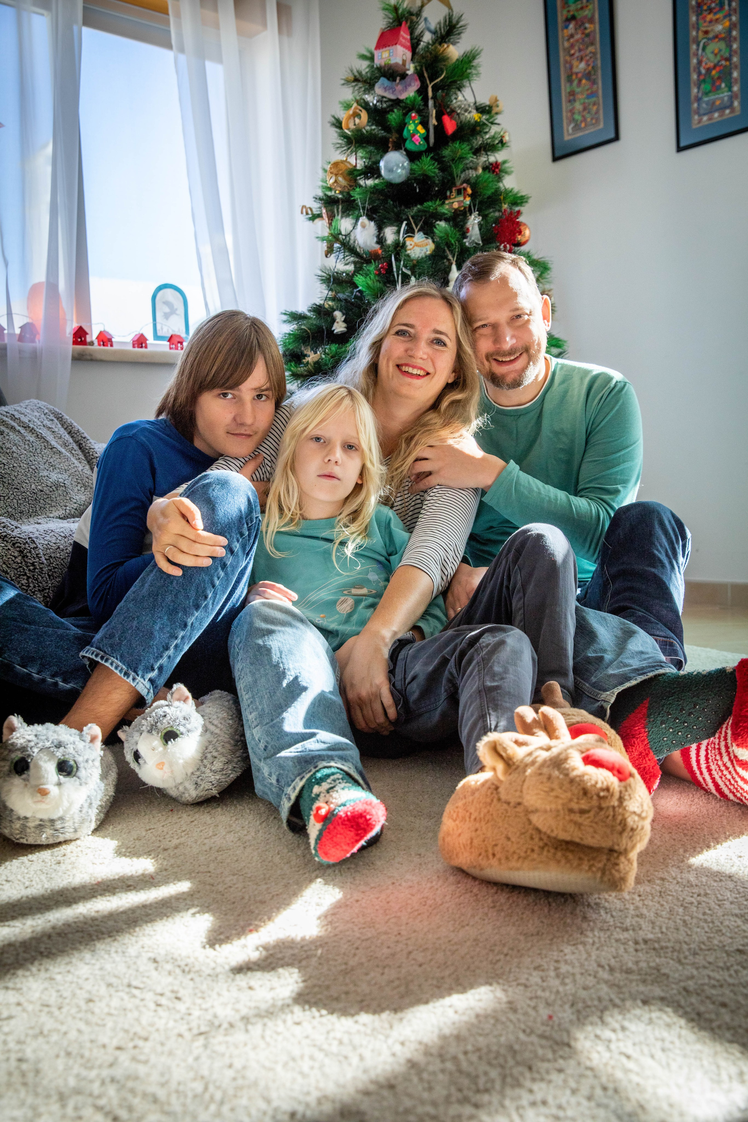 Family photo shoot at home. Photographer Oksana Lomnova. With the Whole Family in Our Home in Portugal