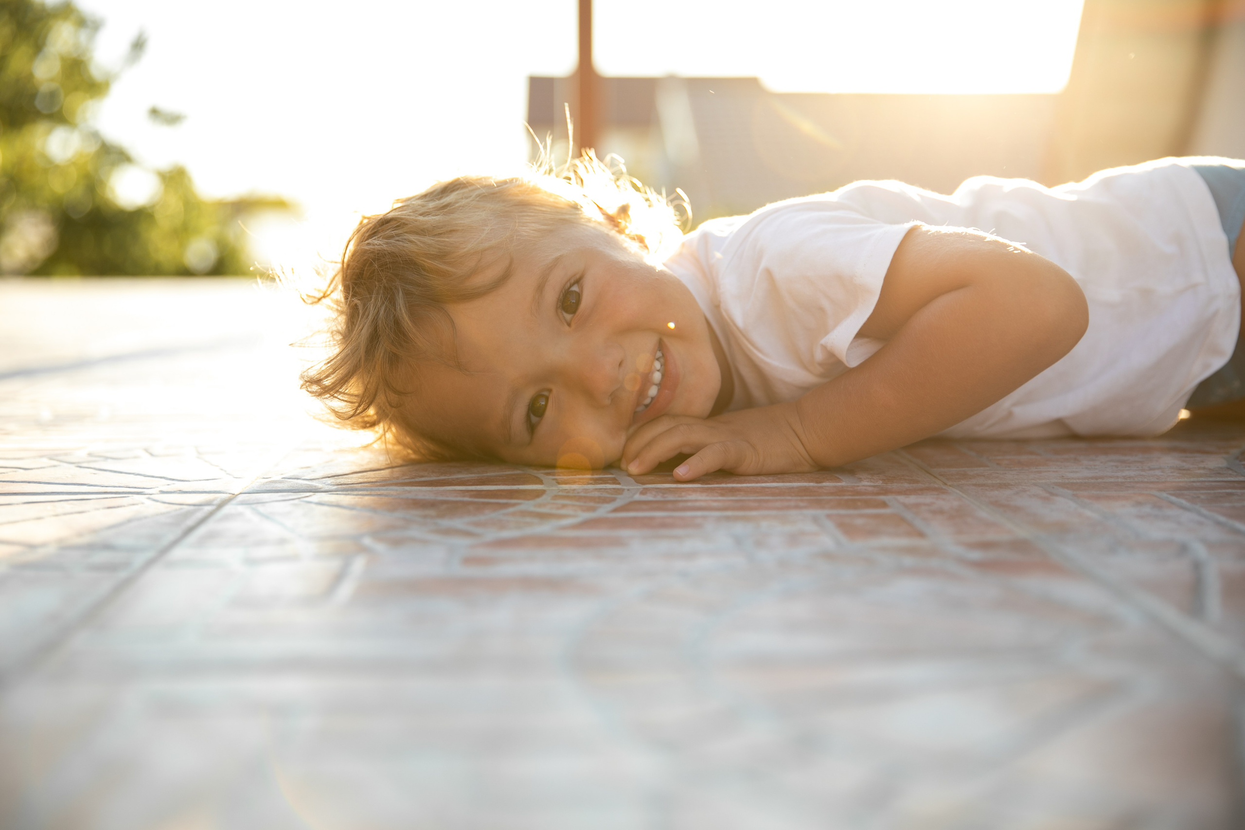 Walk to the sea. Children’s photo session. Professional Photographer in Portugal. Oksana Lomnova