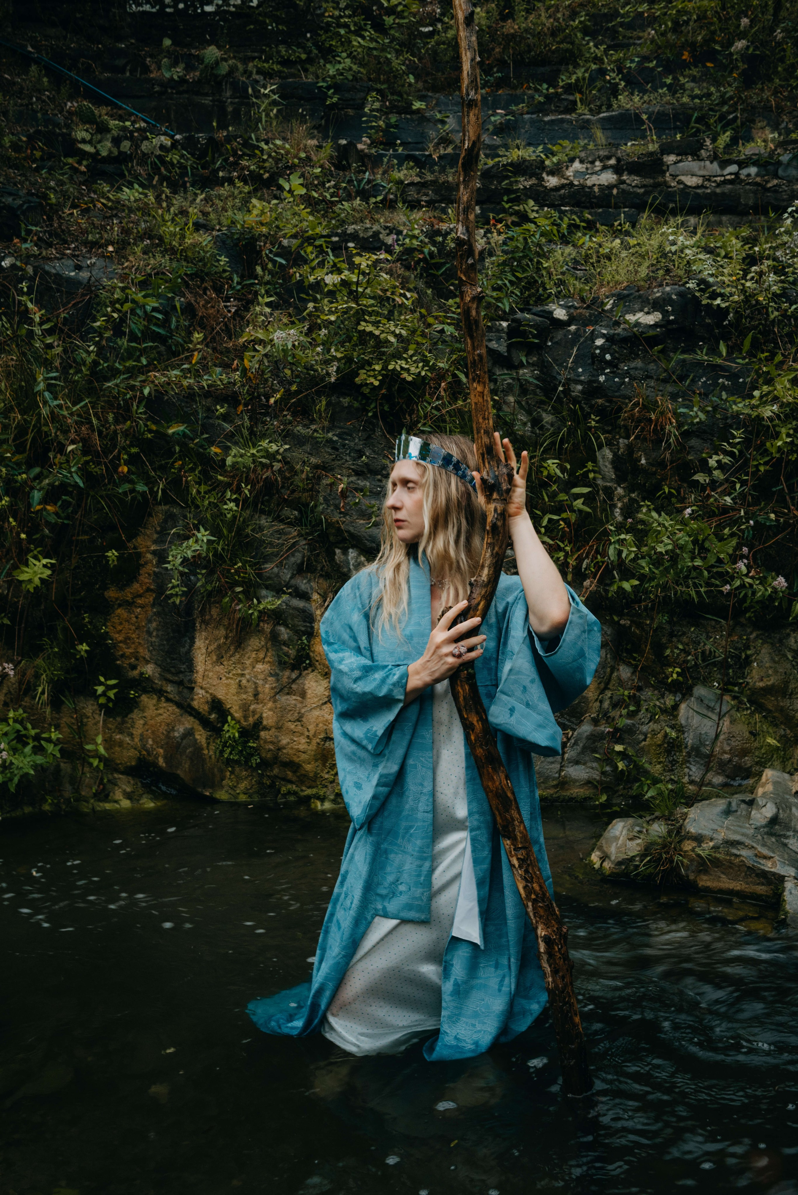 Съемка для бренда славянских украшений в лесу. Портретный и свадебный фотограф в Тбилиси • xeniqo