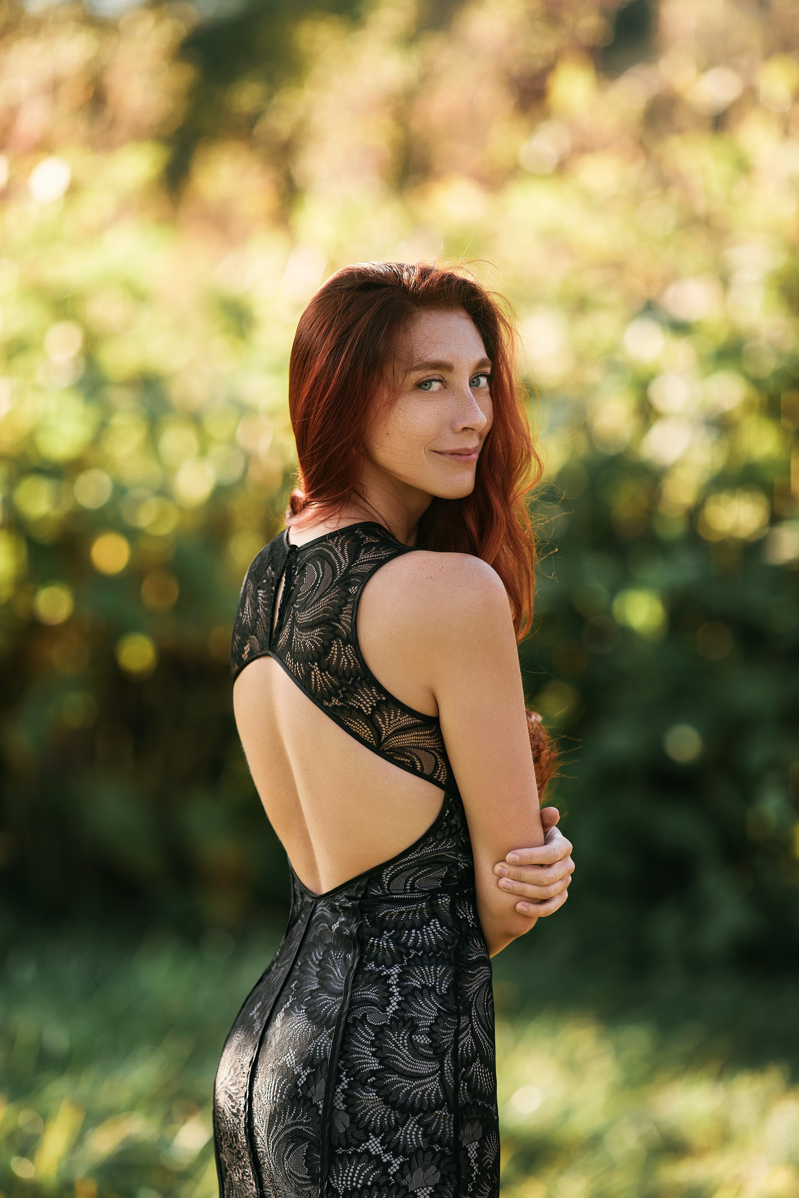 Женский портрет в вечернем платье на природе