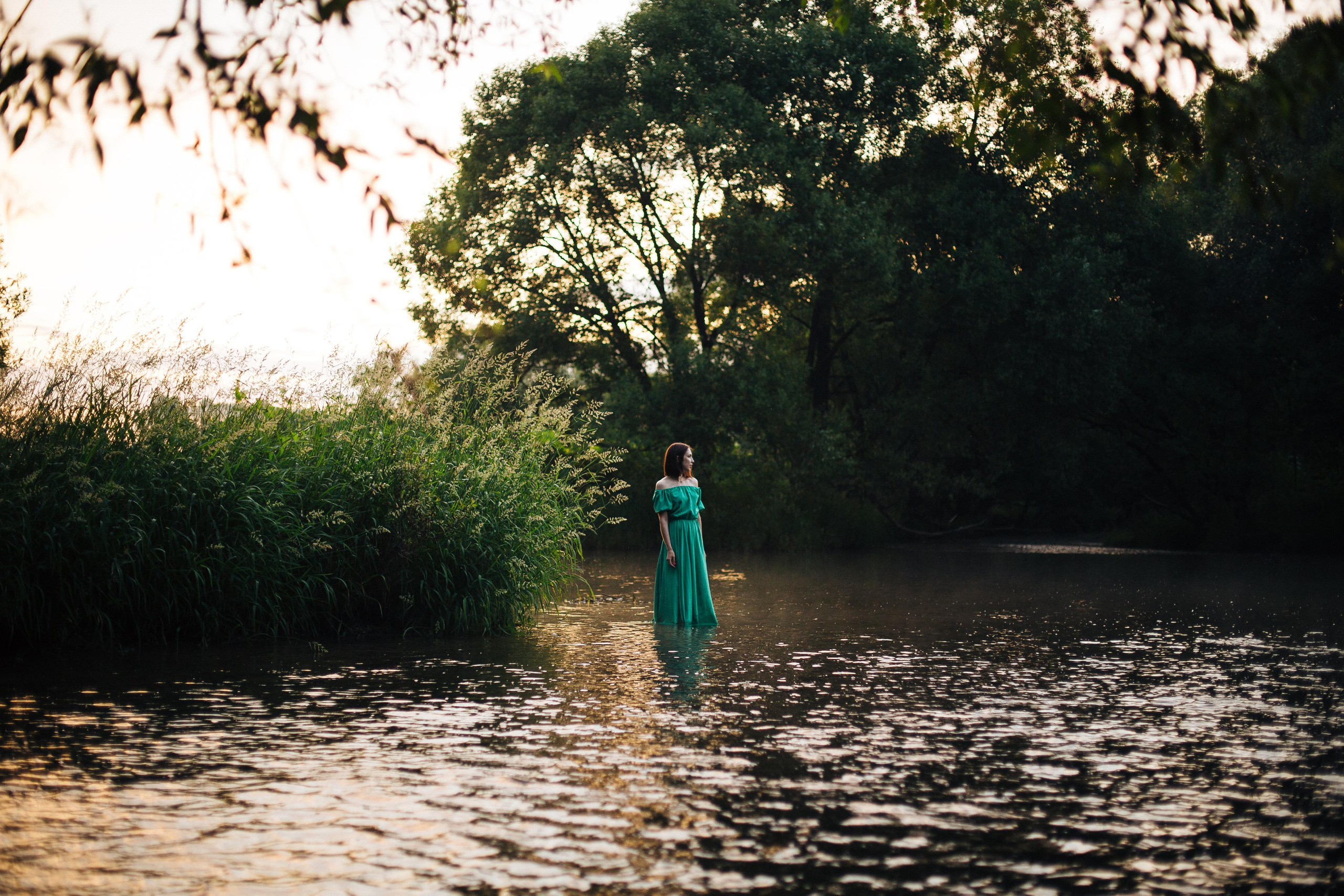 Утро на реке. Девушка в воде.