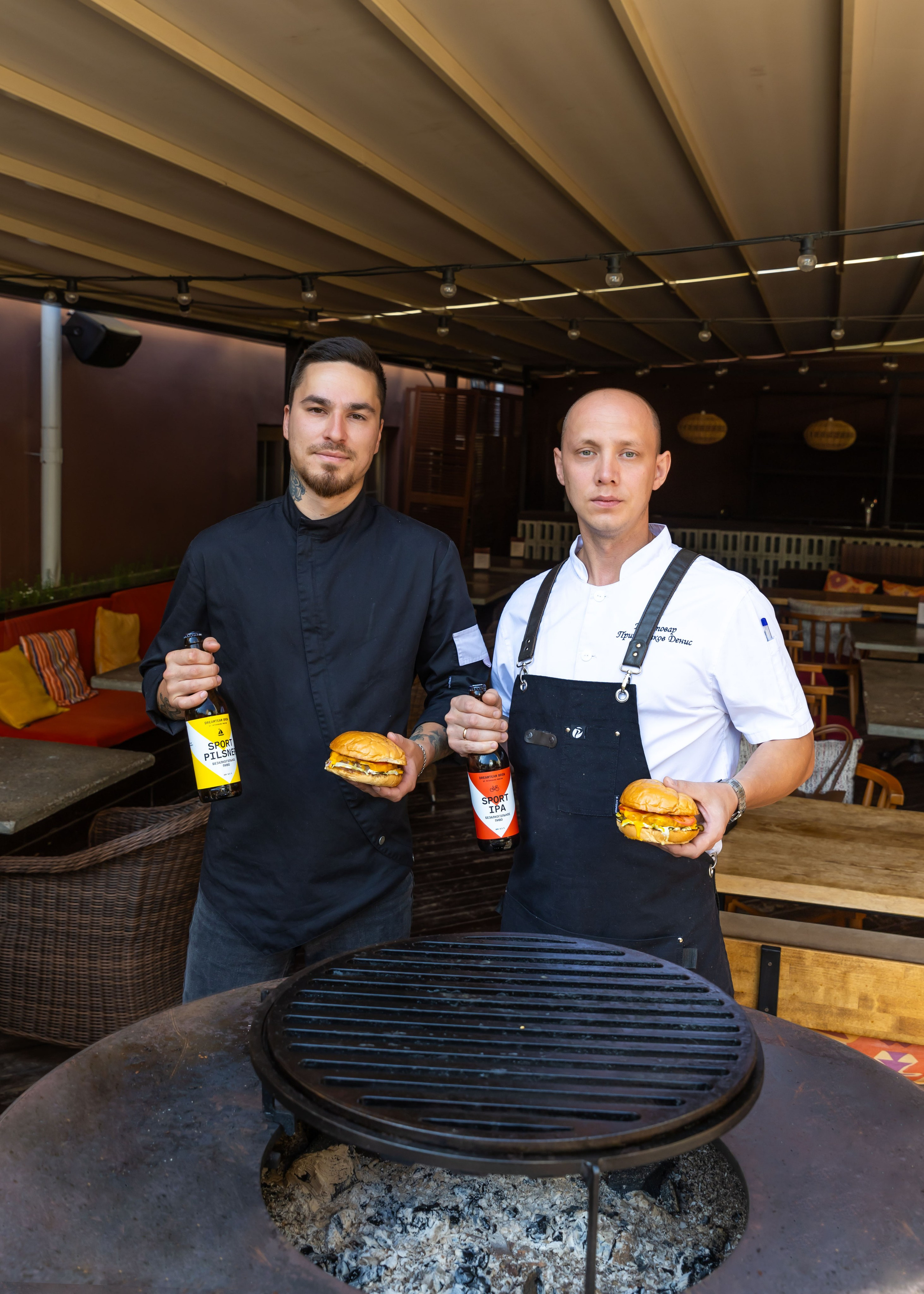 28.07.2025 Нино играет в домино, фото с бургерами. ФОТОГРАФ ВИНОГРАДОВА ДАРЬЯ