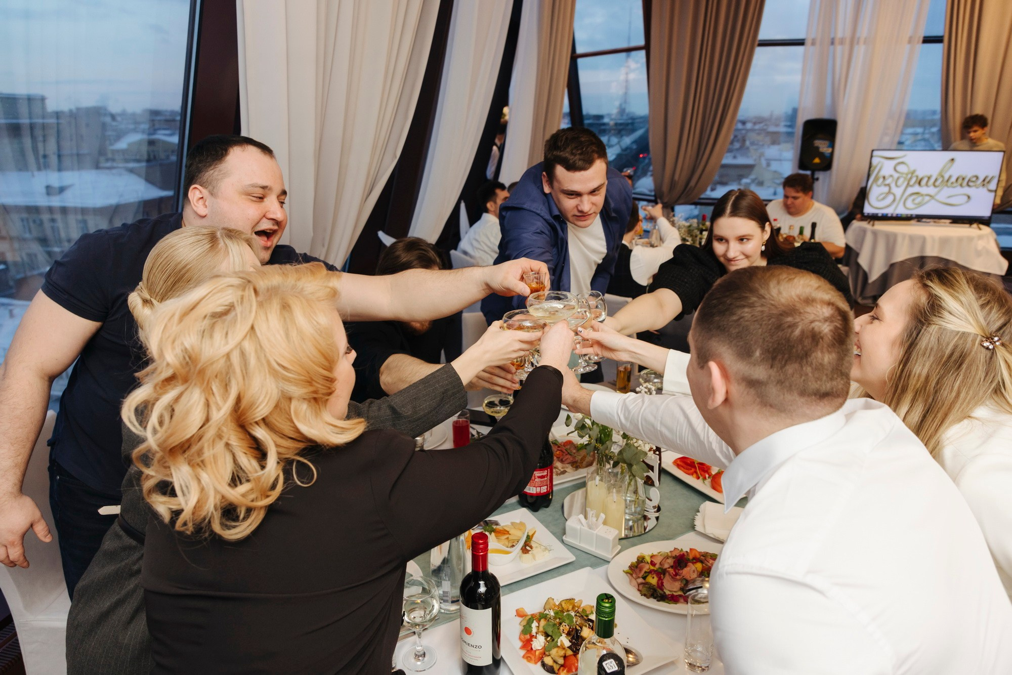 где купить свадебный букет, какой подарок подарить на свадьбу, свадебное платье где купить спб, свадебный салон, актуальные свадебные платья 2025, костюм для жениха, какой ресторан выбрать спб, отель для свадьбы