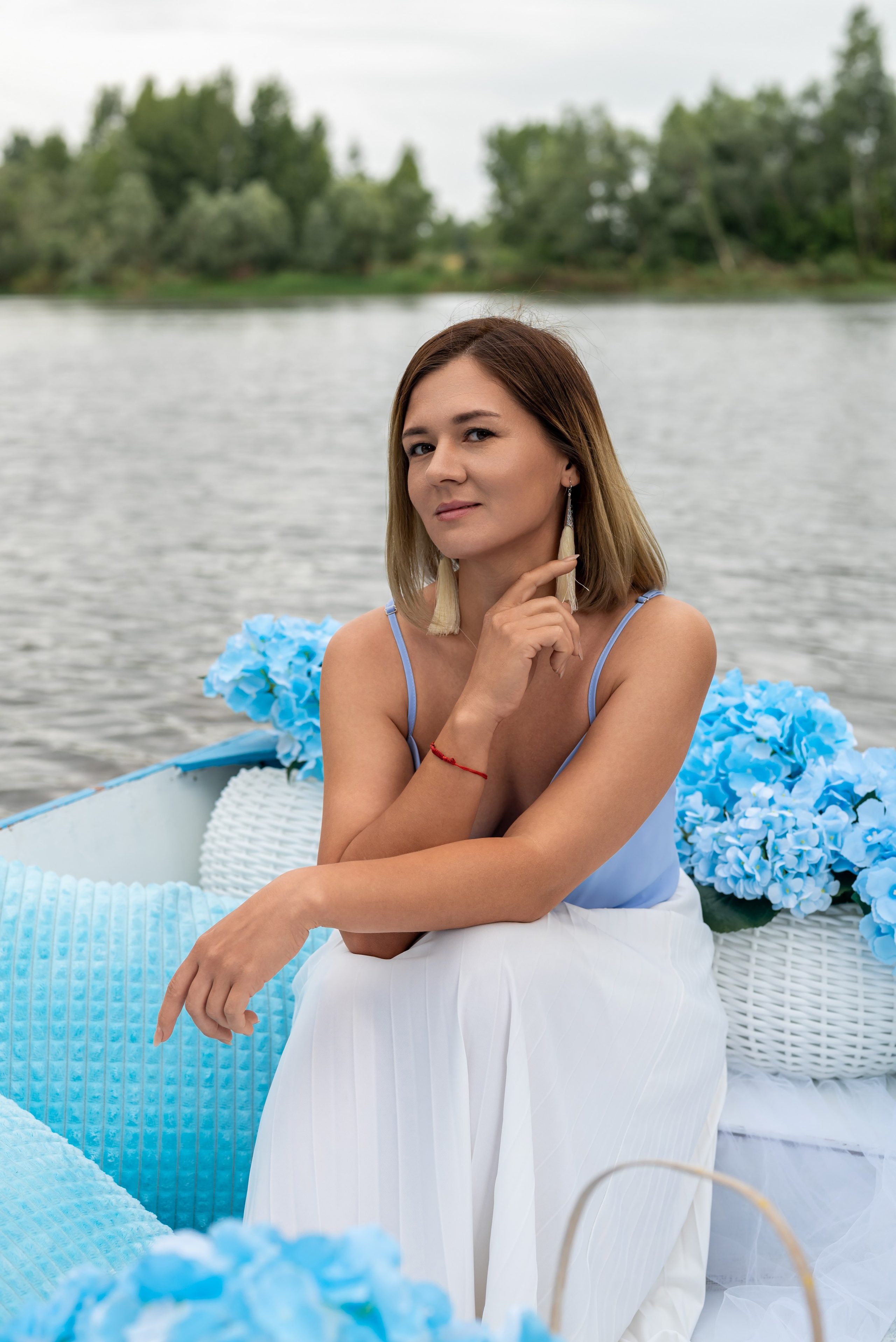 Фотопроект на лодке с голубыми гортензиями. Фотограф в городе Салават