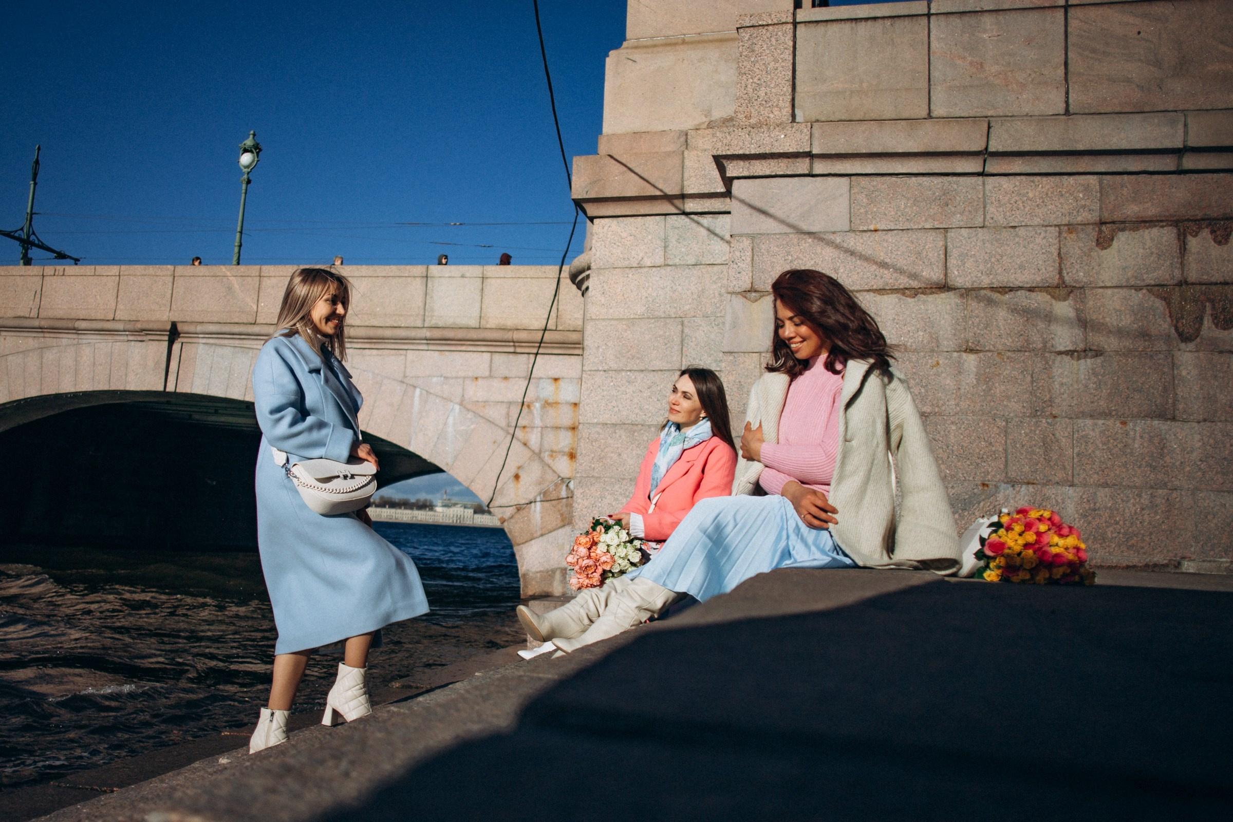 Анастасия с подругами в апреле. Фотопрогулка в Петербурге. Индивидуальный и семейный фотограф в Санкт-Петербурге