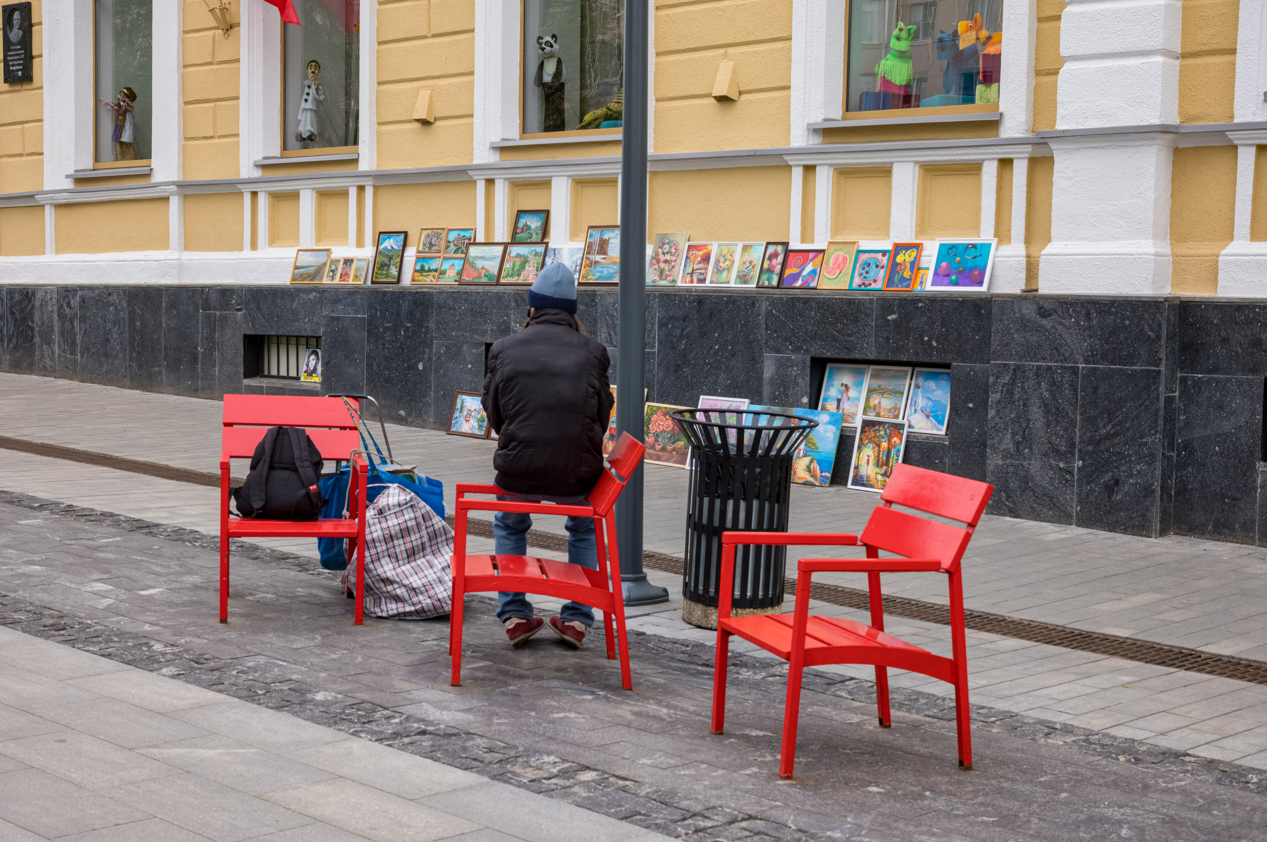 Продавец картин на улице Нижнего Новгорода