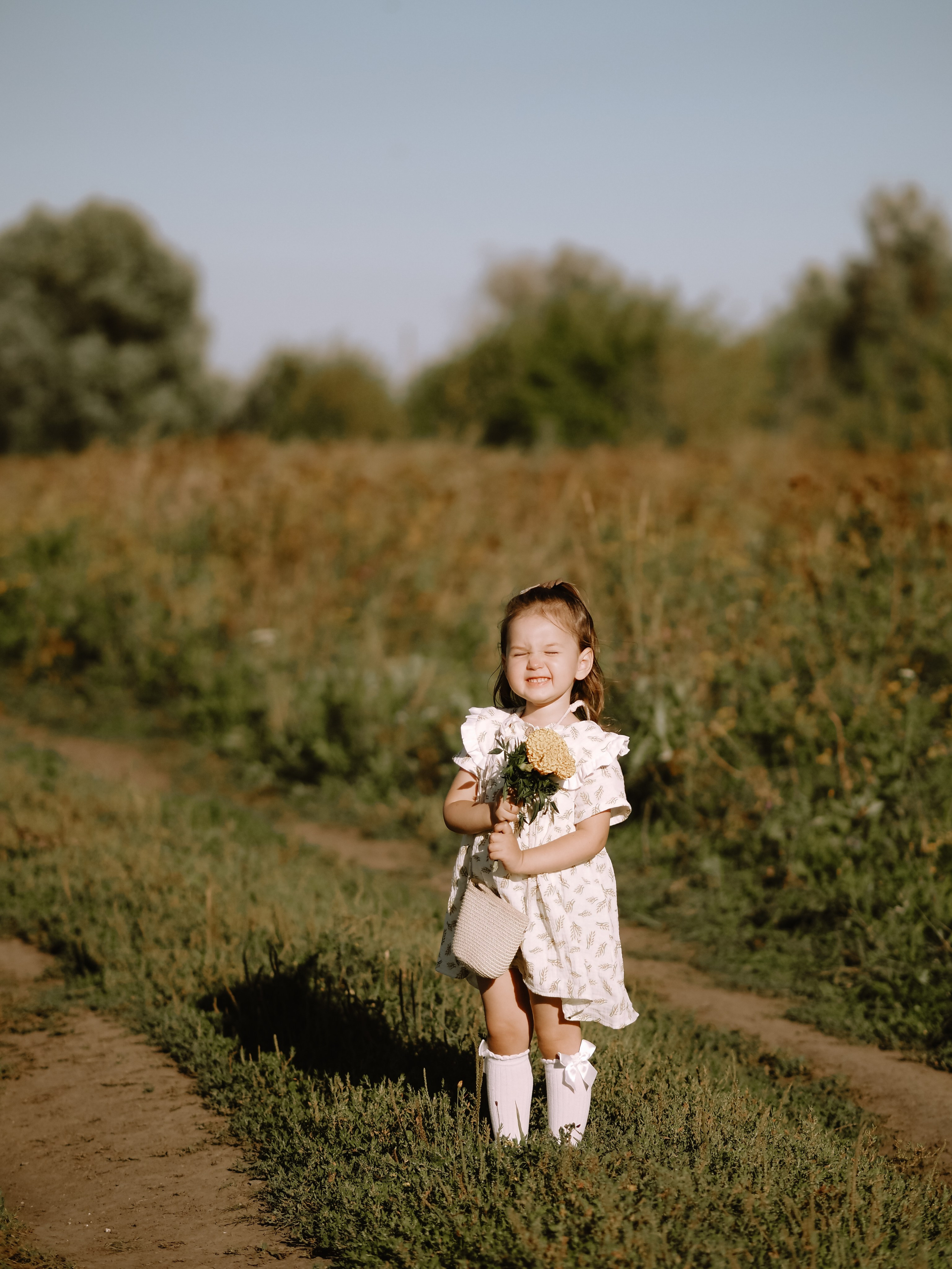 Гоняться по полю на тачке с мамой и папой. Обижаться. Смеяться. Фотограф Рязань. Семейный Свадебный фотограф