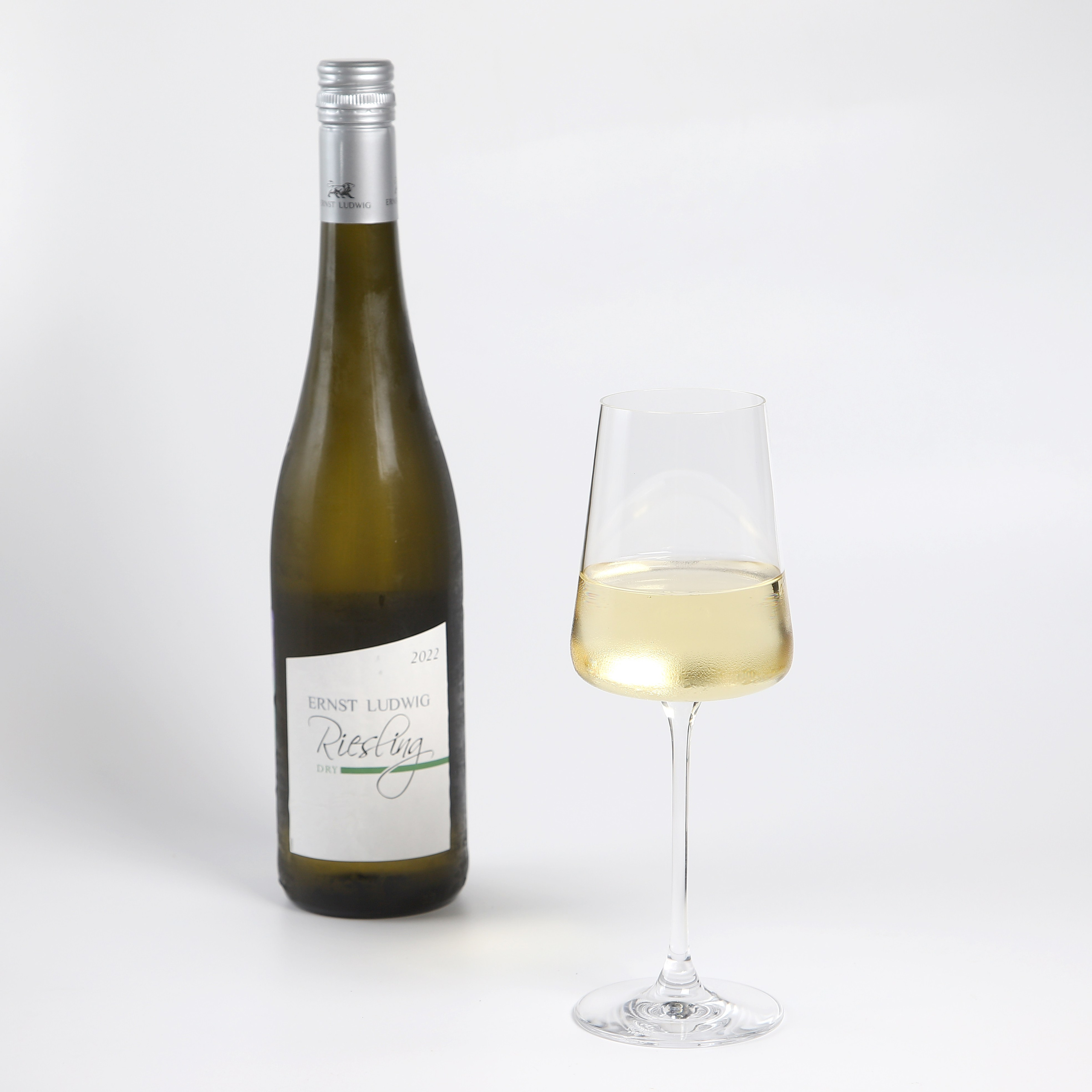 Фуд-фотография белого вина и бокала.