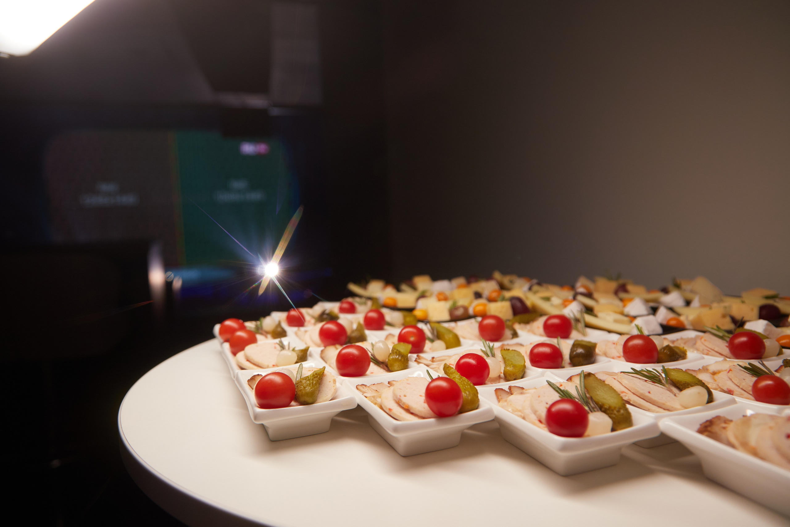 Кейтеринг  — фуд-фотография: Канапе с овощами крупным планом