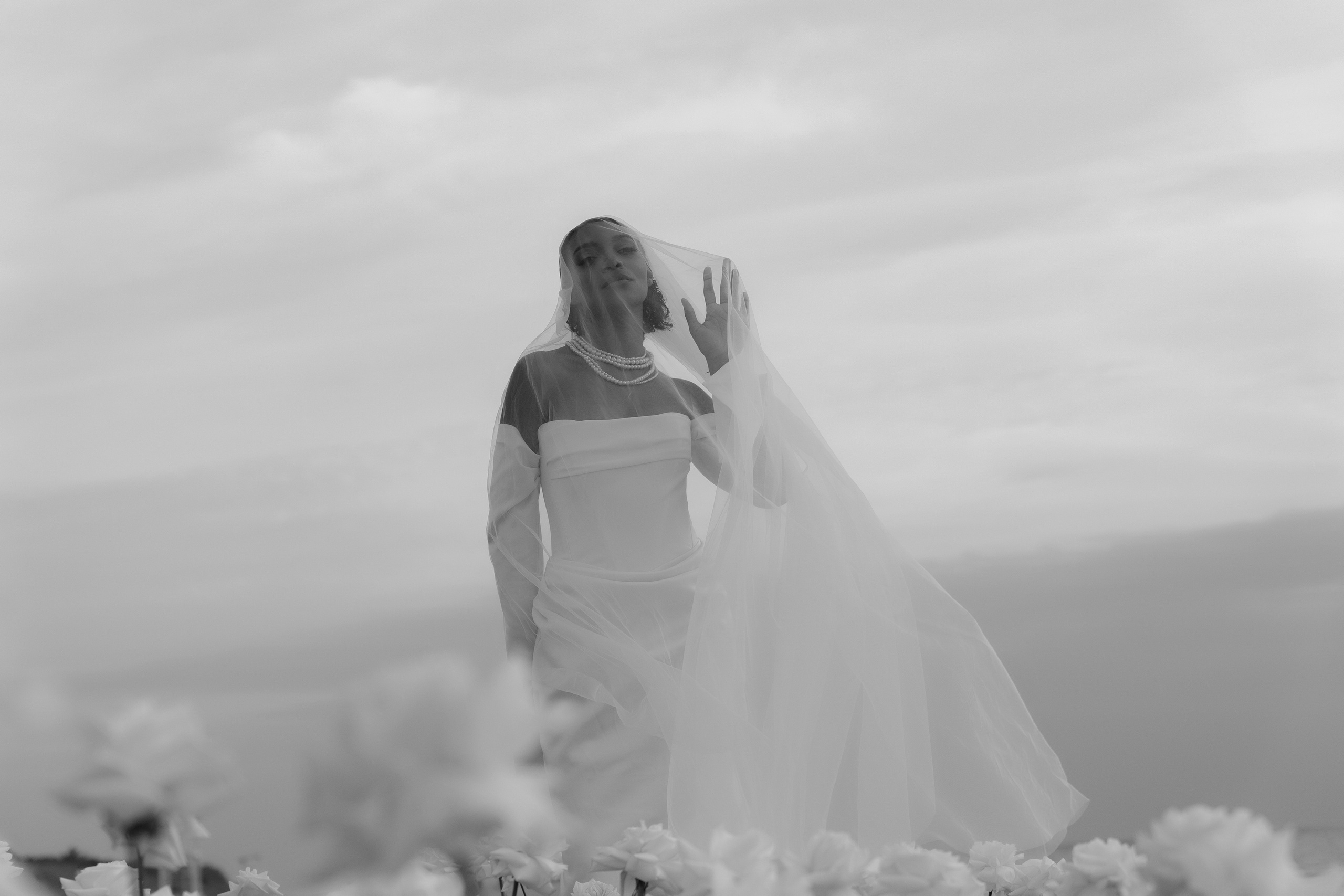 Выездная регистрация на море с белыми розами. Свадебный фотограф Калининград