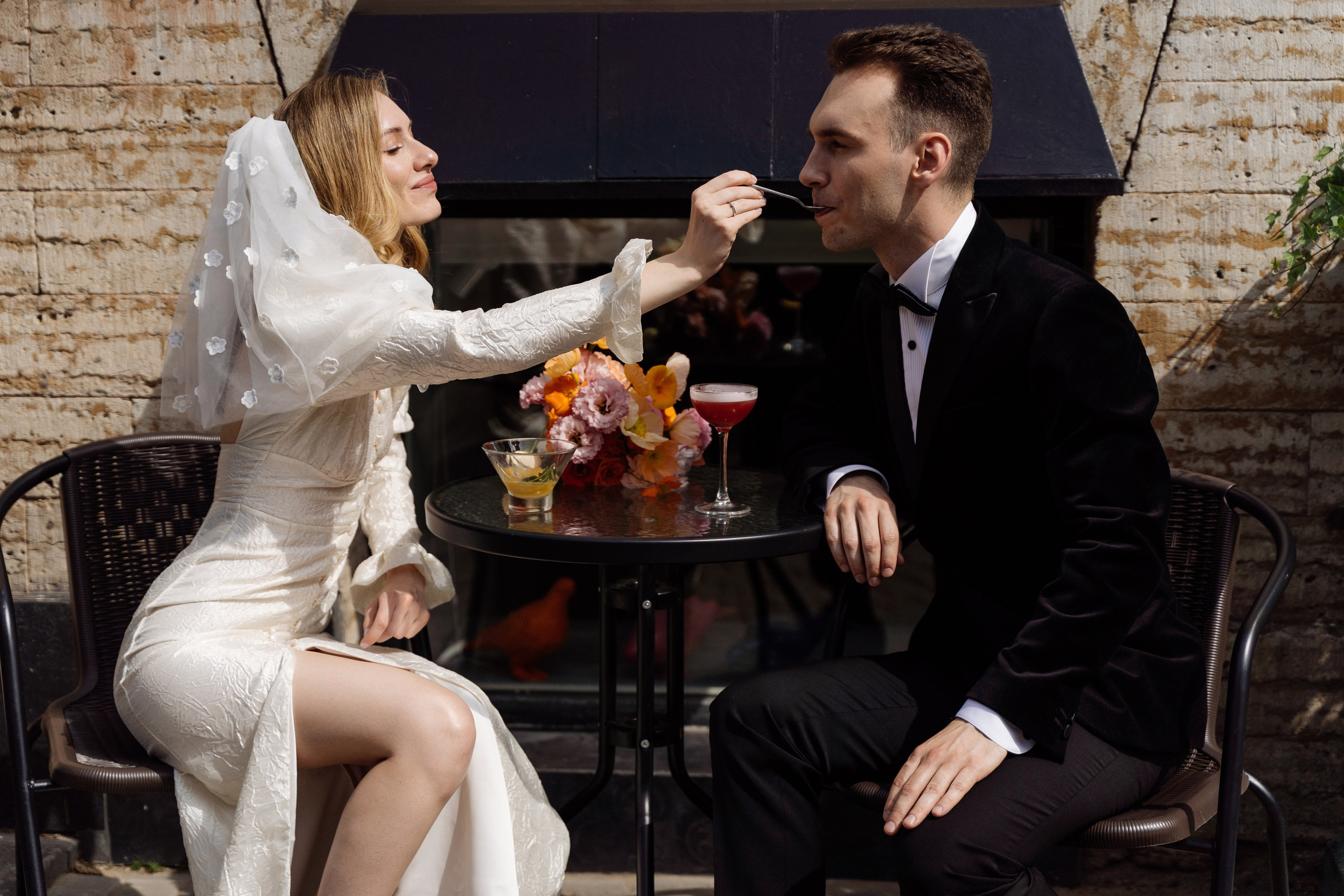 Камерная свадьба на фонтанке в сезонах. Свадебный фотограф организатор в Санкт-Петербурге Ассоль Опарина