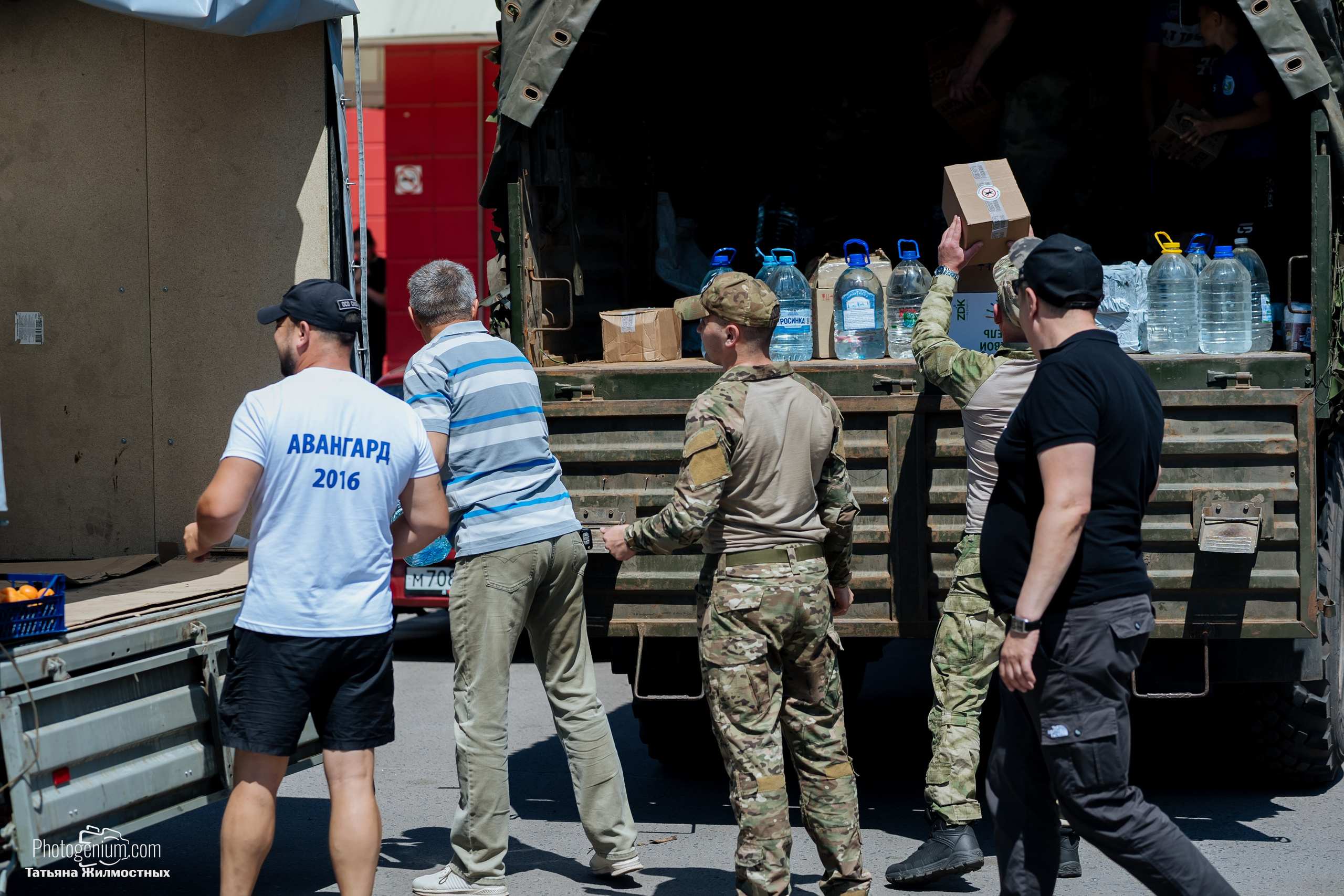 8 июня «Патриоты из Курска» сбор гуманитарной помощи у кинотеатра «Родина». Фотограф Нижний Новгород Татьяна Кейод