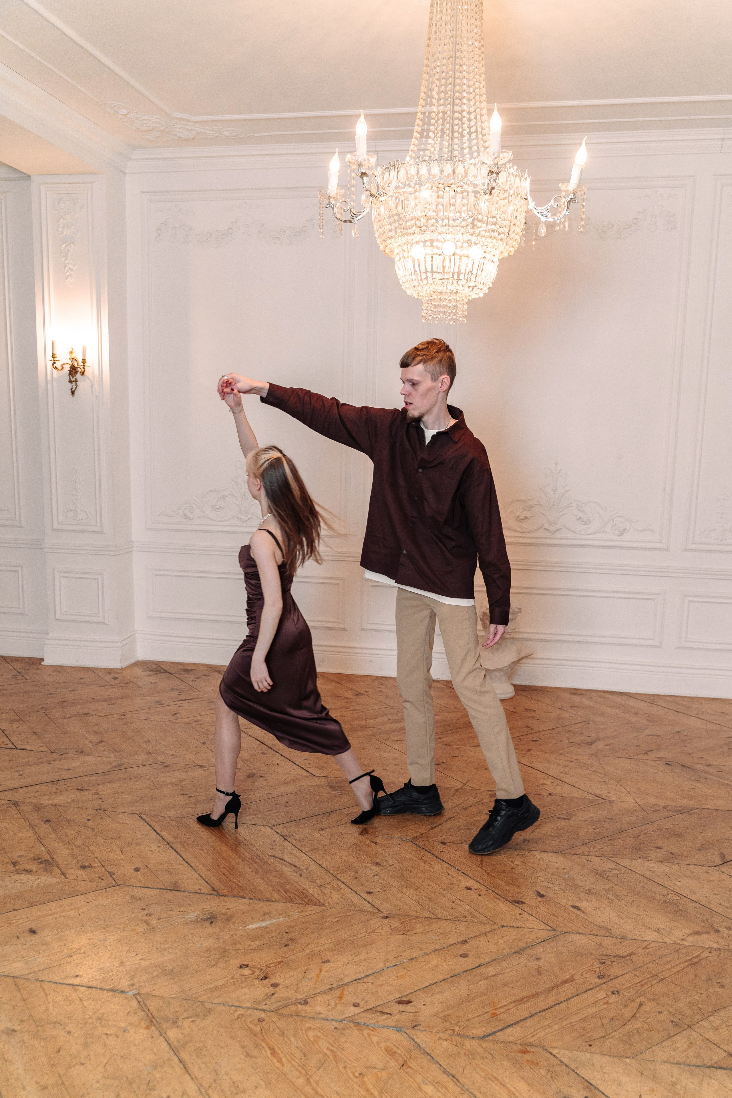 Зимняя фотосессия лавстори с предложением руки и сердца в фотостудии